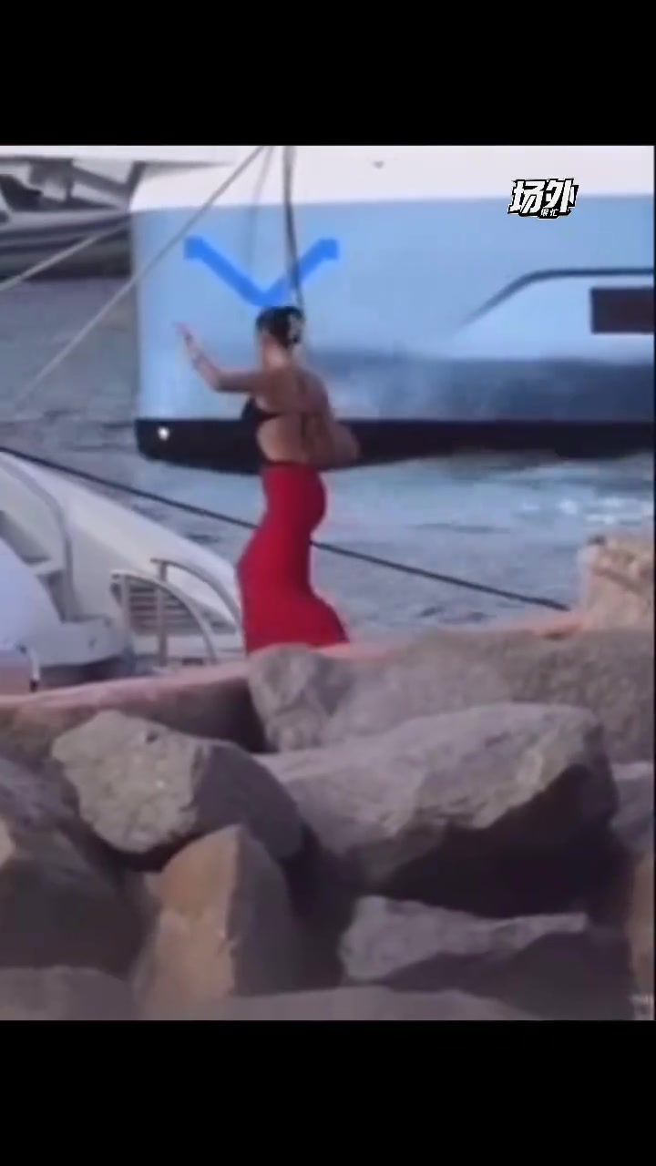 贝林厄姆和女友海上度假两人在游艇嬉戏惬意拥抱