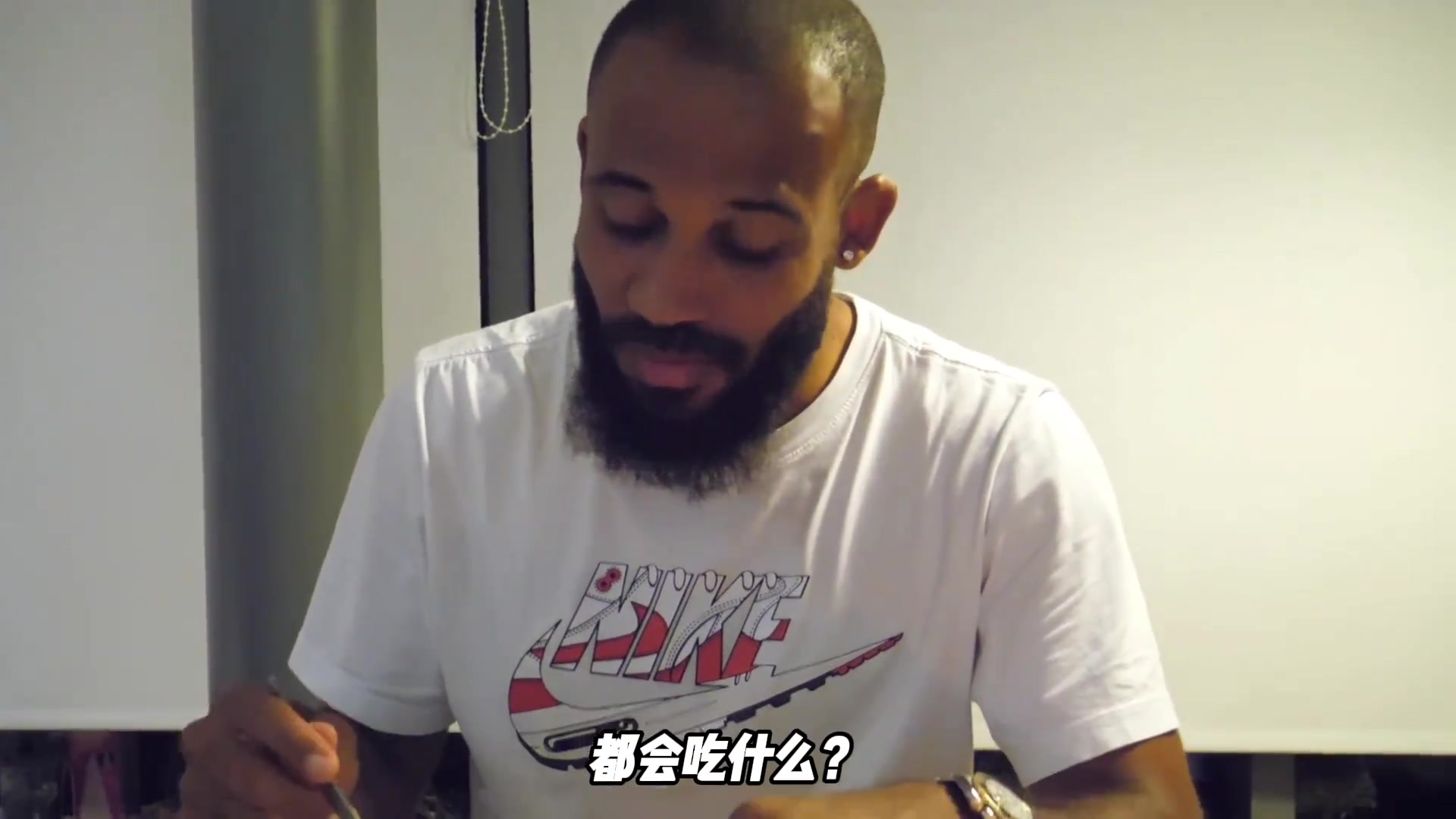 也是会弹琴的男人来看看姆贝莫训练完后回家晚餐都会吃什么