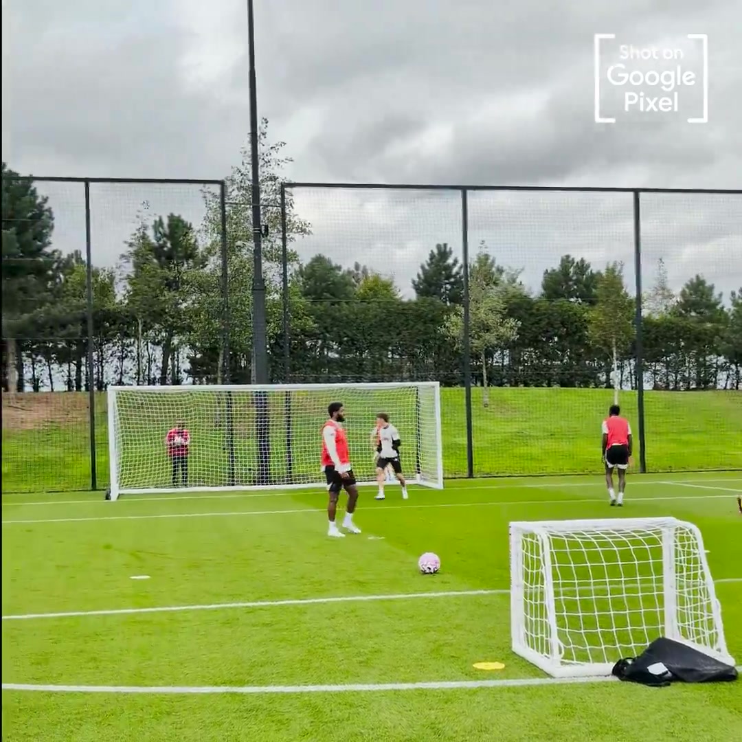 进球如麻利物浦官方晒伊萨克训练场首训视频