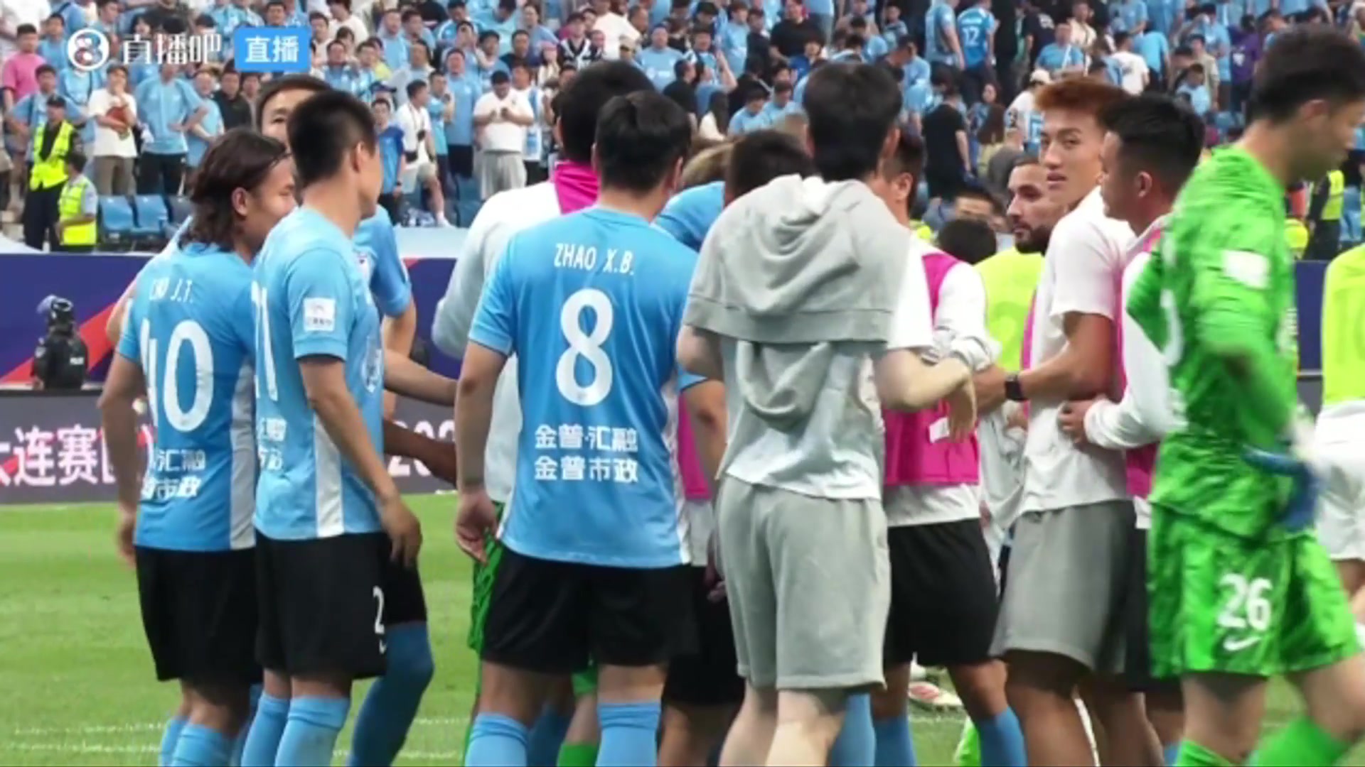大连球员刘逸罚丢后痛哭众多队友上前安慰