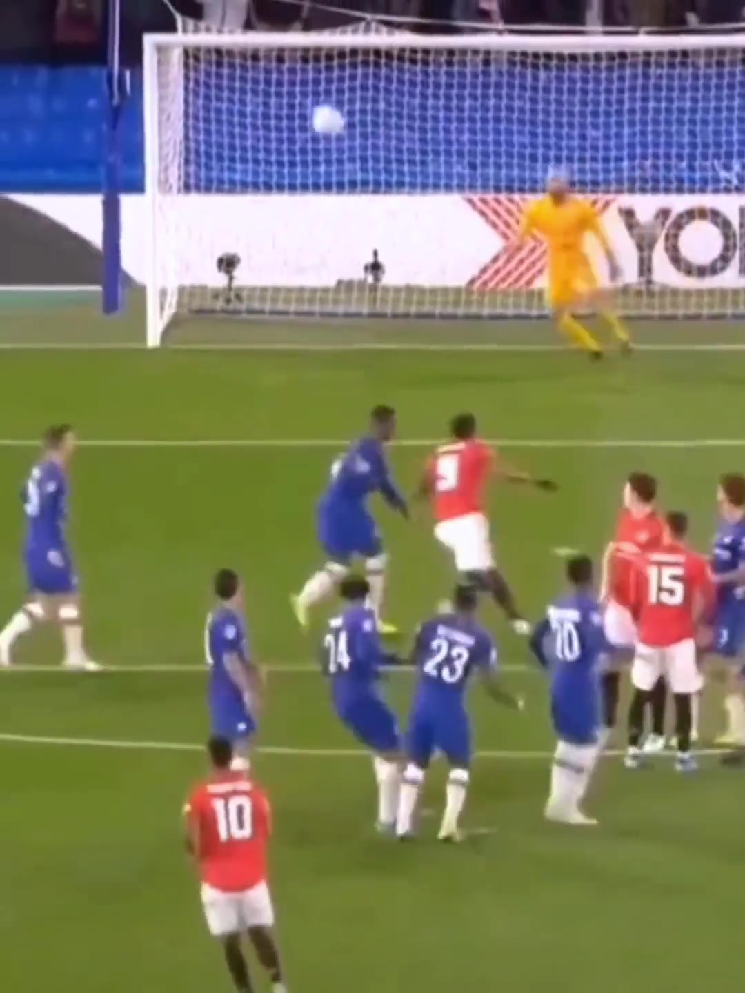 这就是足球的美妙吧皮球在空中划出一道漂亮的弧线