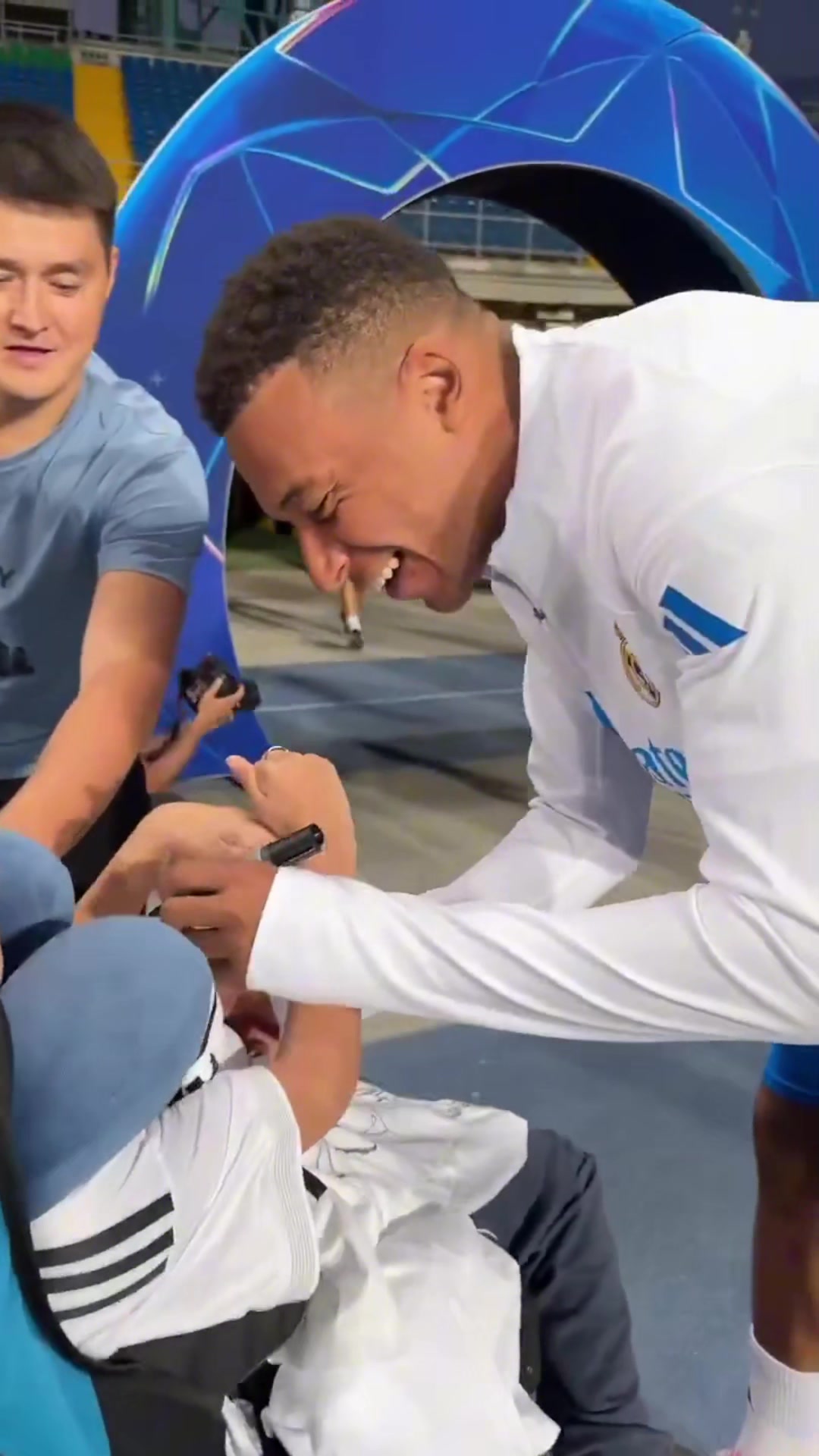 姆巴佩将球衣赠送哈萨克斯坦的一位特别球迷皇马全员送上签名