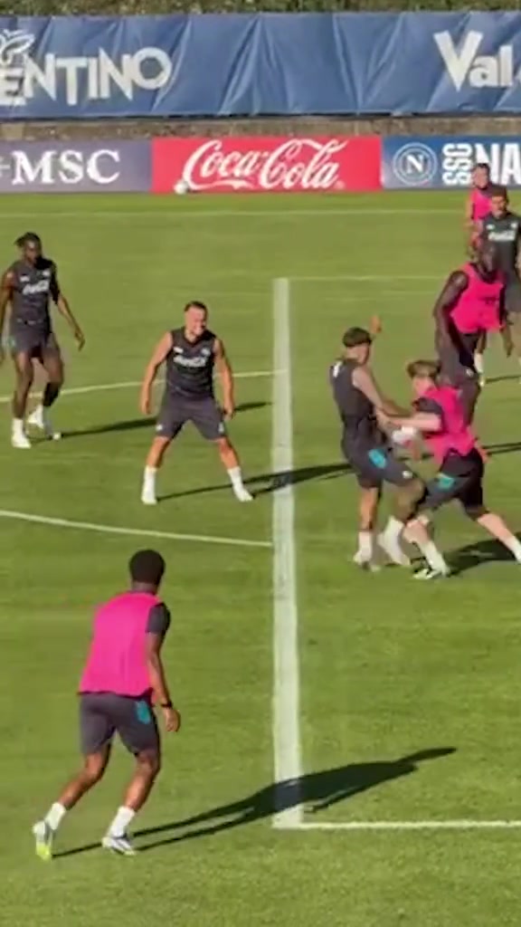 新赛季意甲好看了那不勒斯训练场惊现憨丁连线