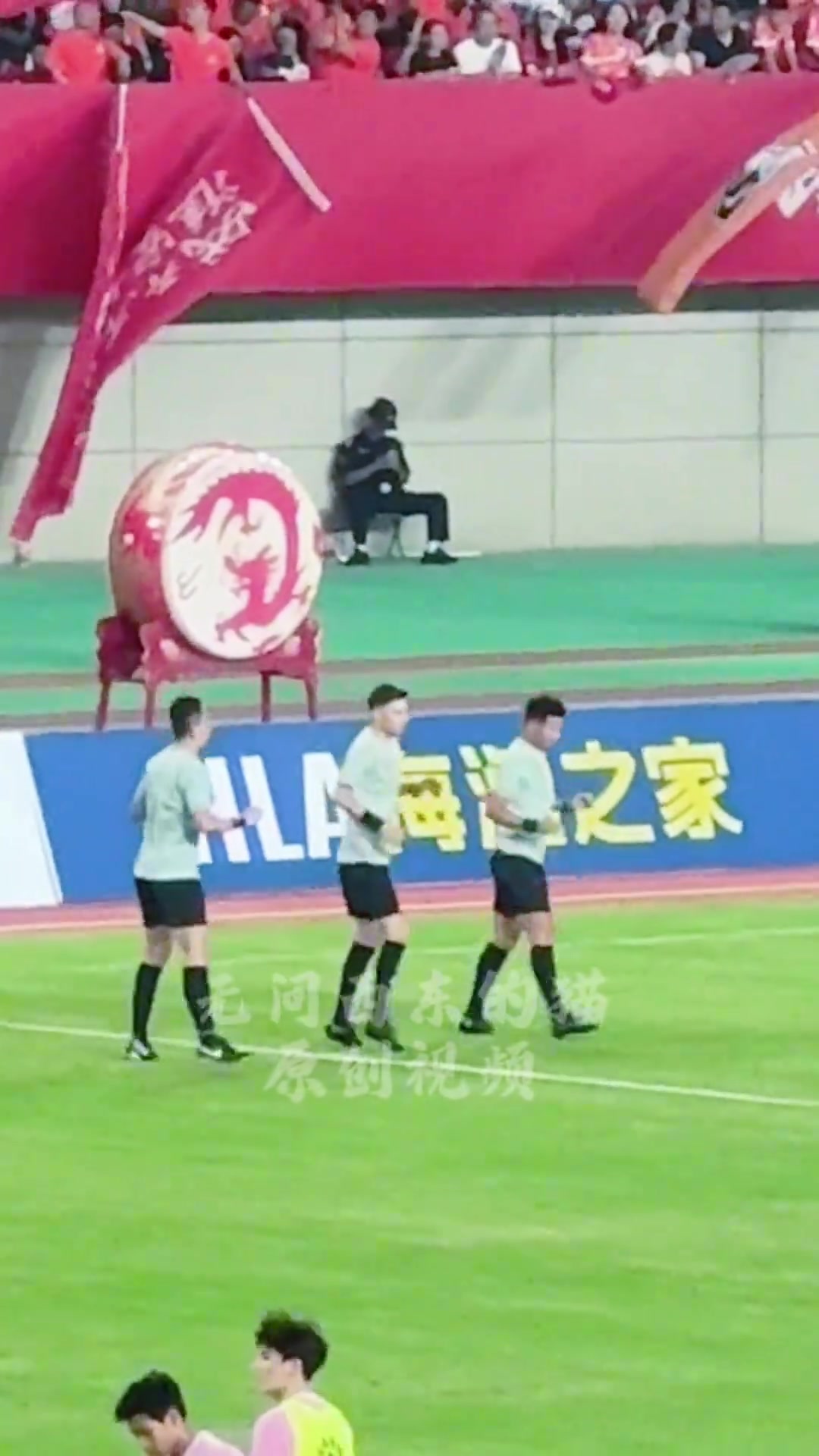 被玩坏了苏超球迷给麦麦提江裁判组热身镜头配上音乐毫无违和感