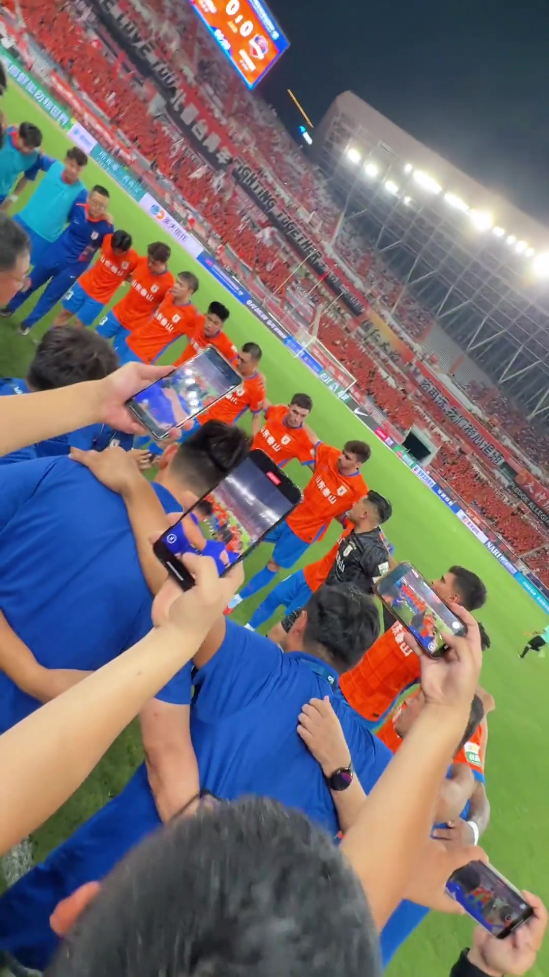 主教练韩鹏携全队赛前打气山东泰山队的凝聚力在这一刻具象化