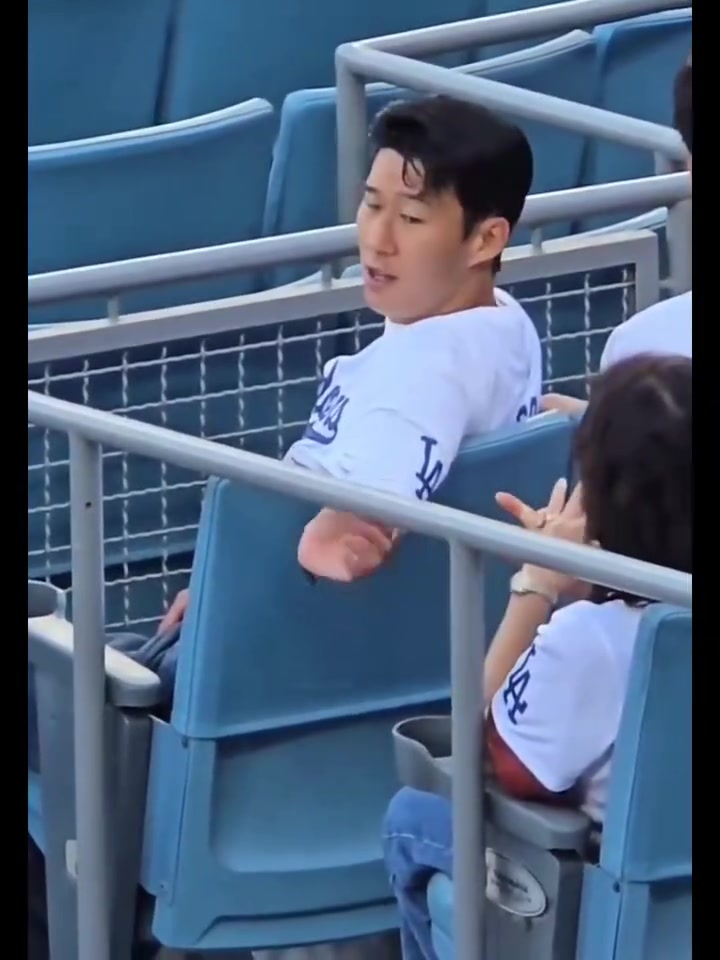 临时保管一下孙兴慜从妈妈那里得到了一枚戒指并戴上了它