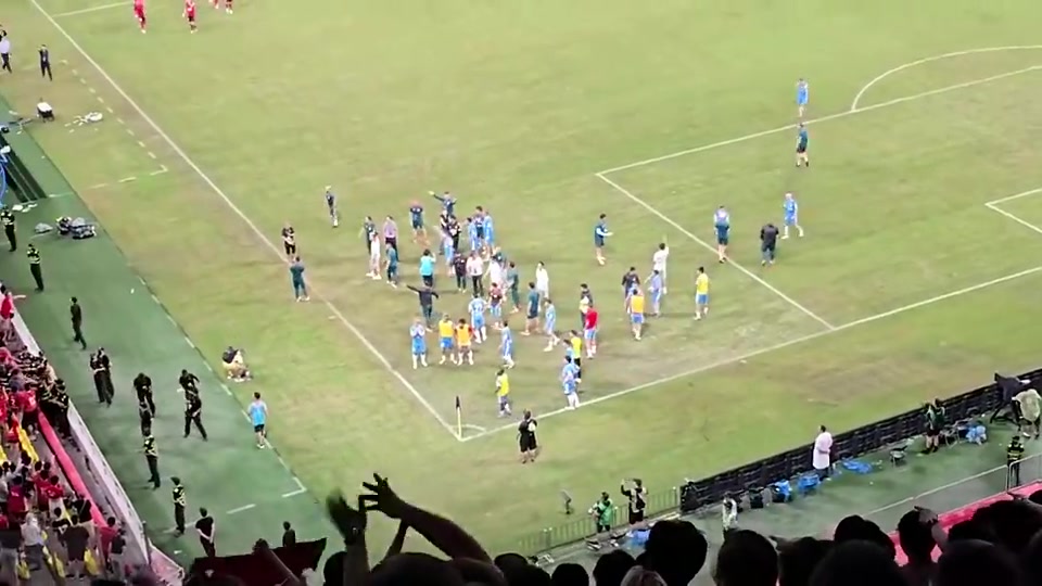 成都vs河南赛后看台冲突球迷扔水瓶砸中河南队人员