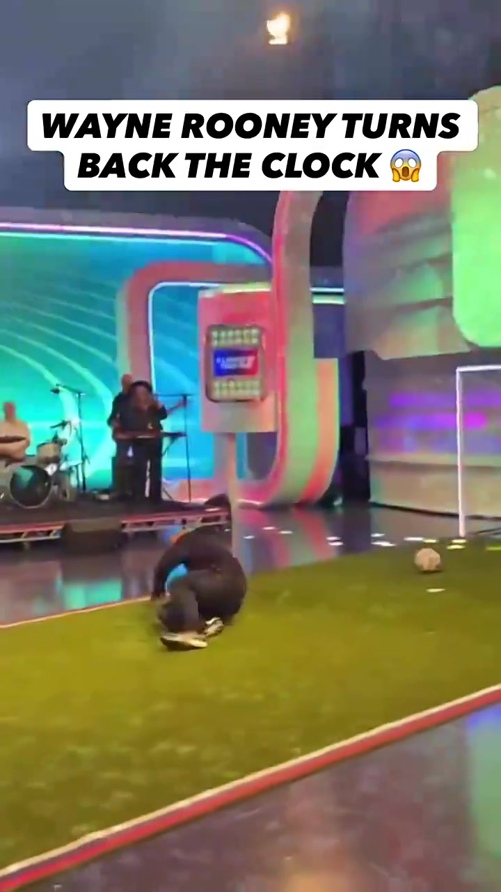 不容易鲁尼挺着大肚子在节目中复刻自己经典倒钩