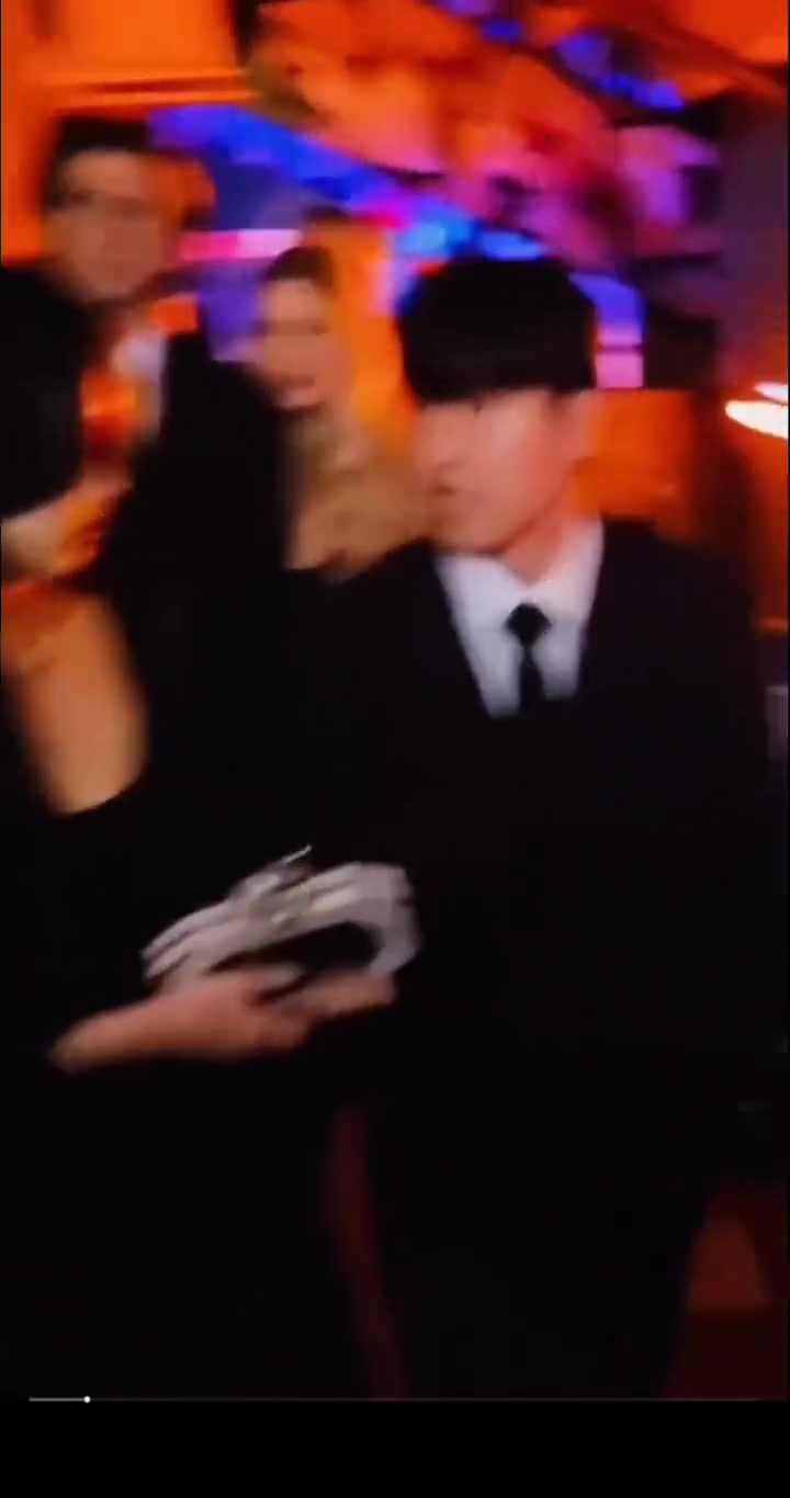 李刚仁携女友参加巴黎晚宴女友是斗山集团副会长朴镇元长女