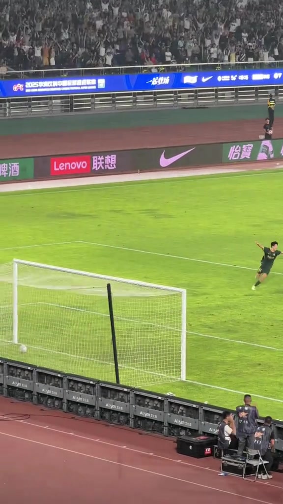 浙江球迷炸锅了现场实拍浙江队最后时刻绝平蓉城