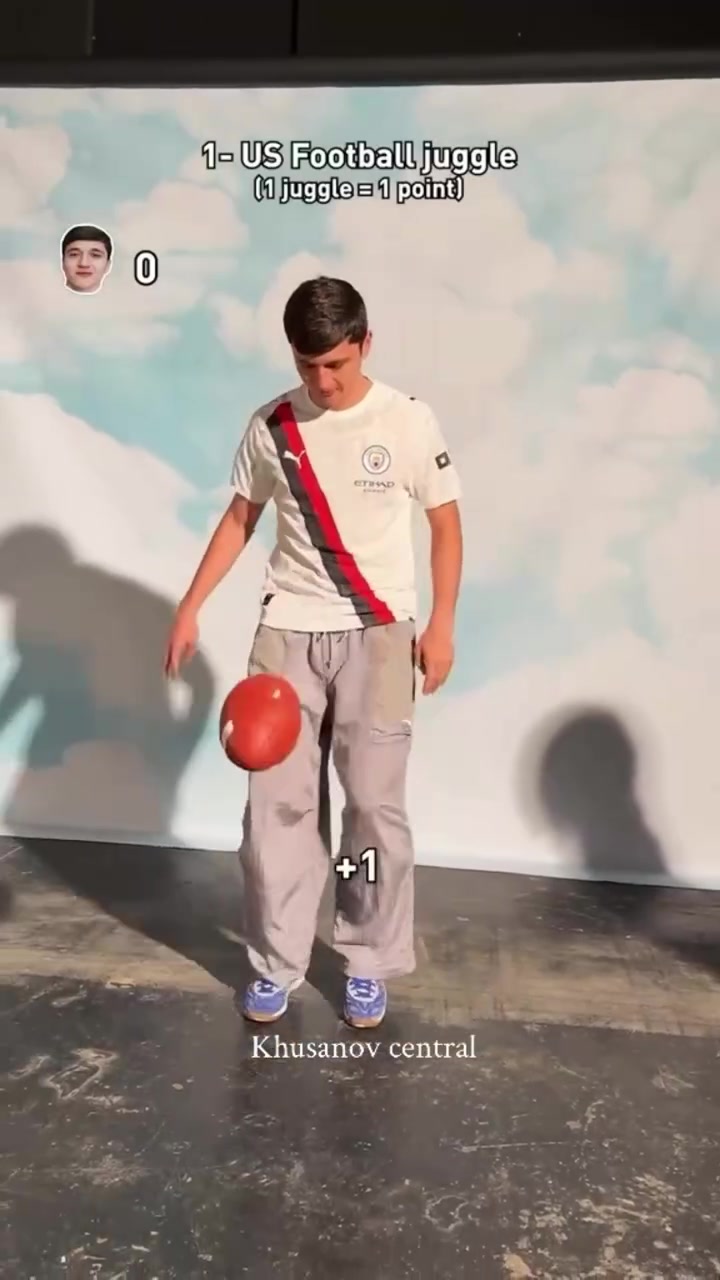 这就是天赋吗轻松拿捏小胡挑战篮球橄榄球棒球等