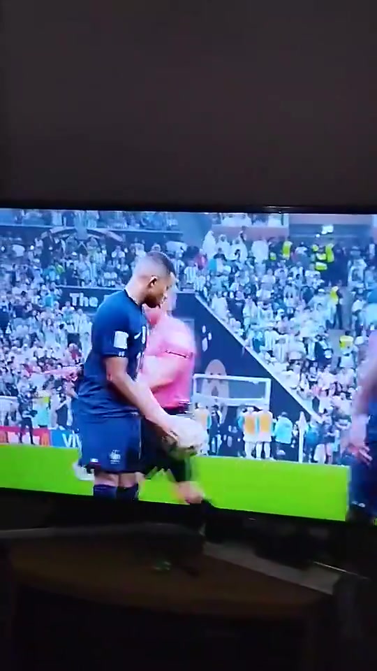 动作真脏啊世界杯决赛罚点球时大马丁顶顶姆巴佩的脸