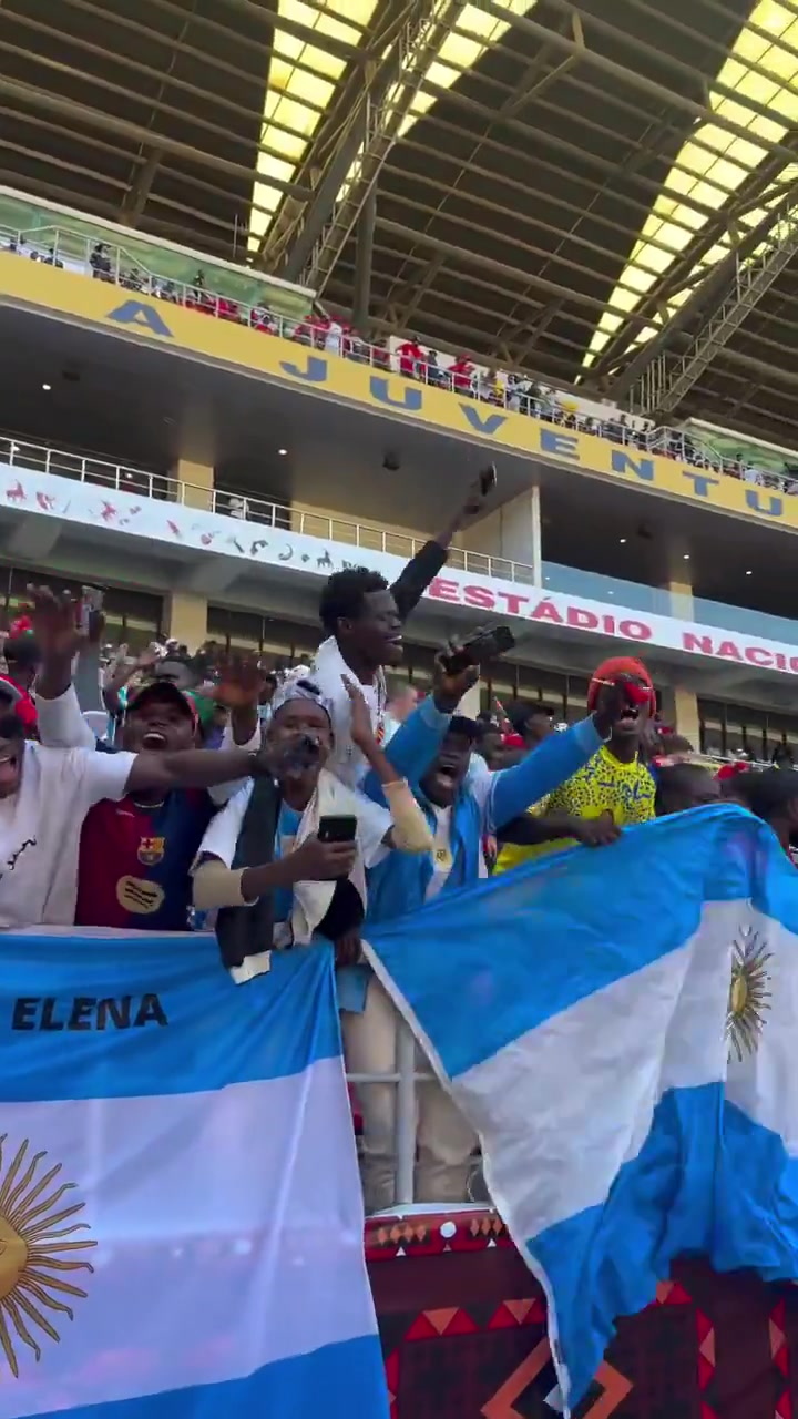 主场待遇安哥拉球迷高喊梅西名字