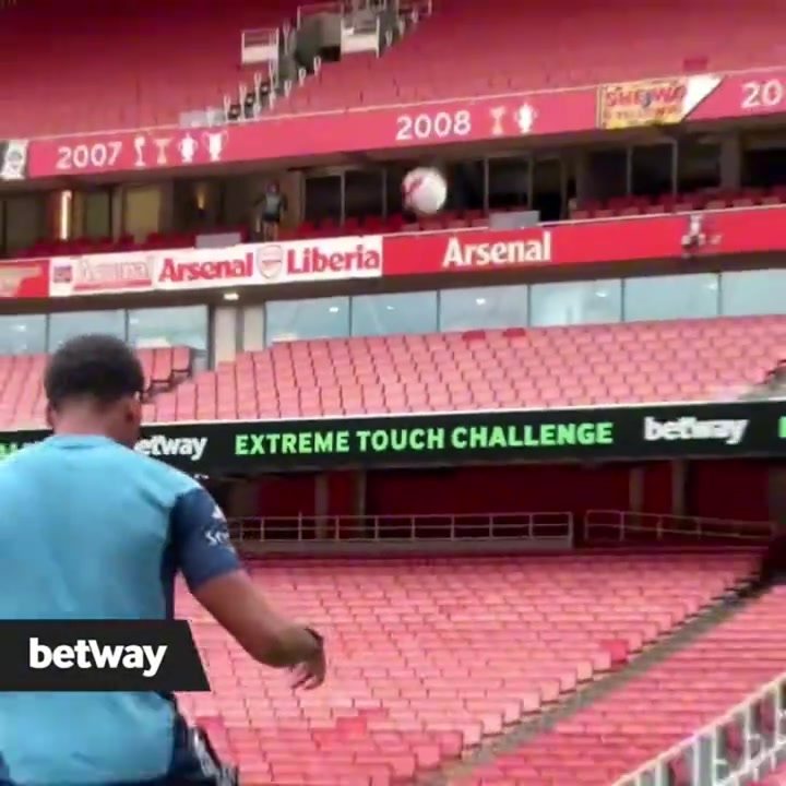 太不可思议了廷贝尔就像定海神针一样接住了这个神奇的传球