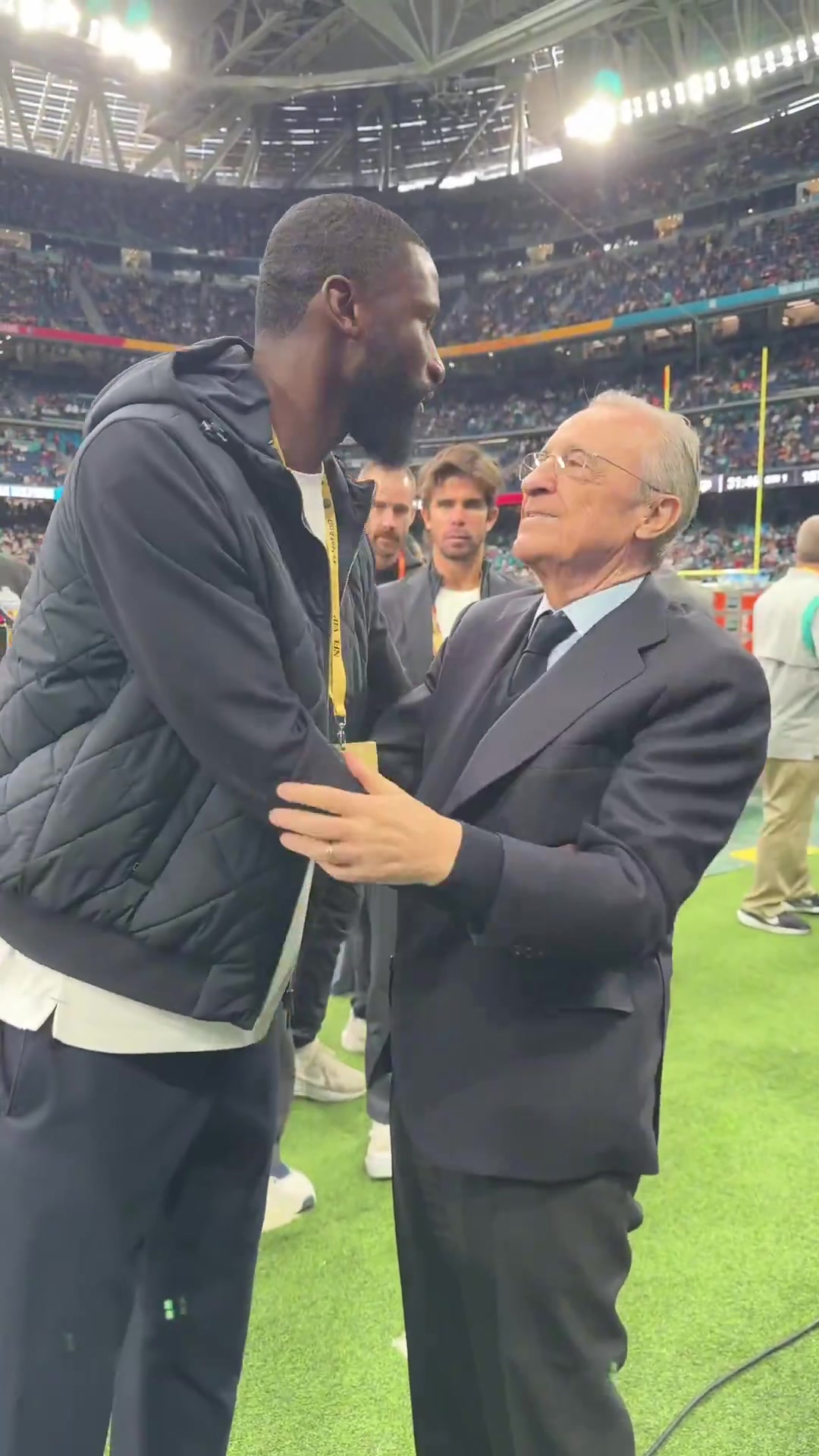 充满了欢笑和默契吕迪格和弗洛伦蒂诺合影留念