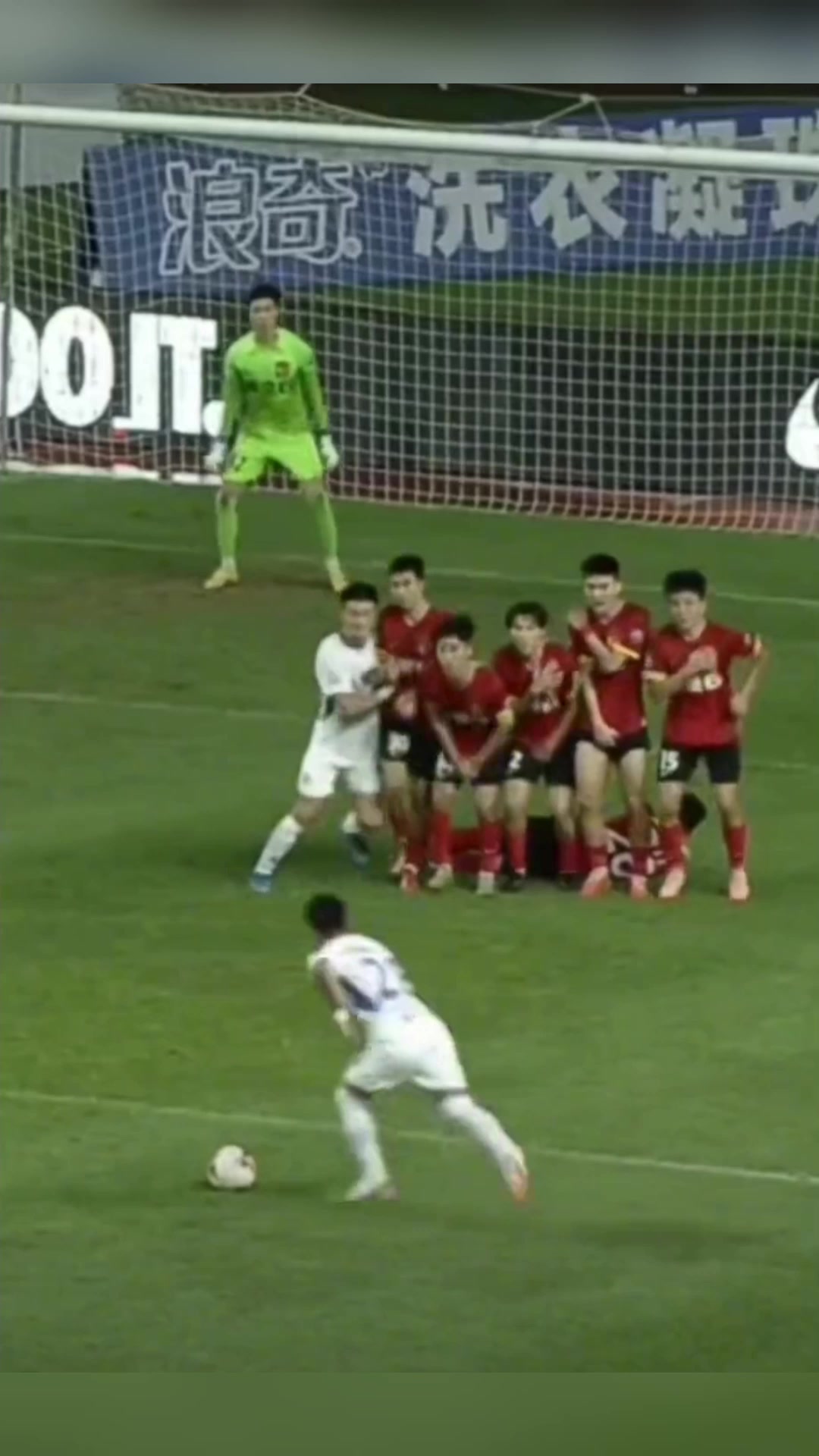 活久见中国足球名场面中甲惊现一推五人墙战术