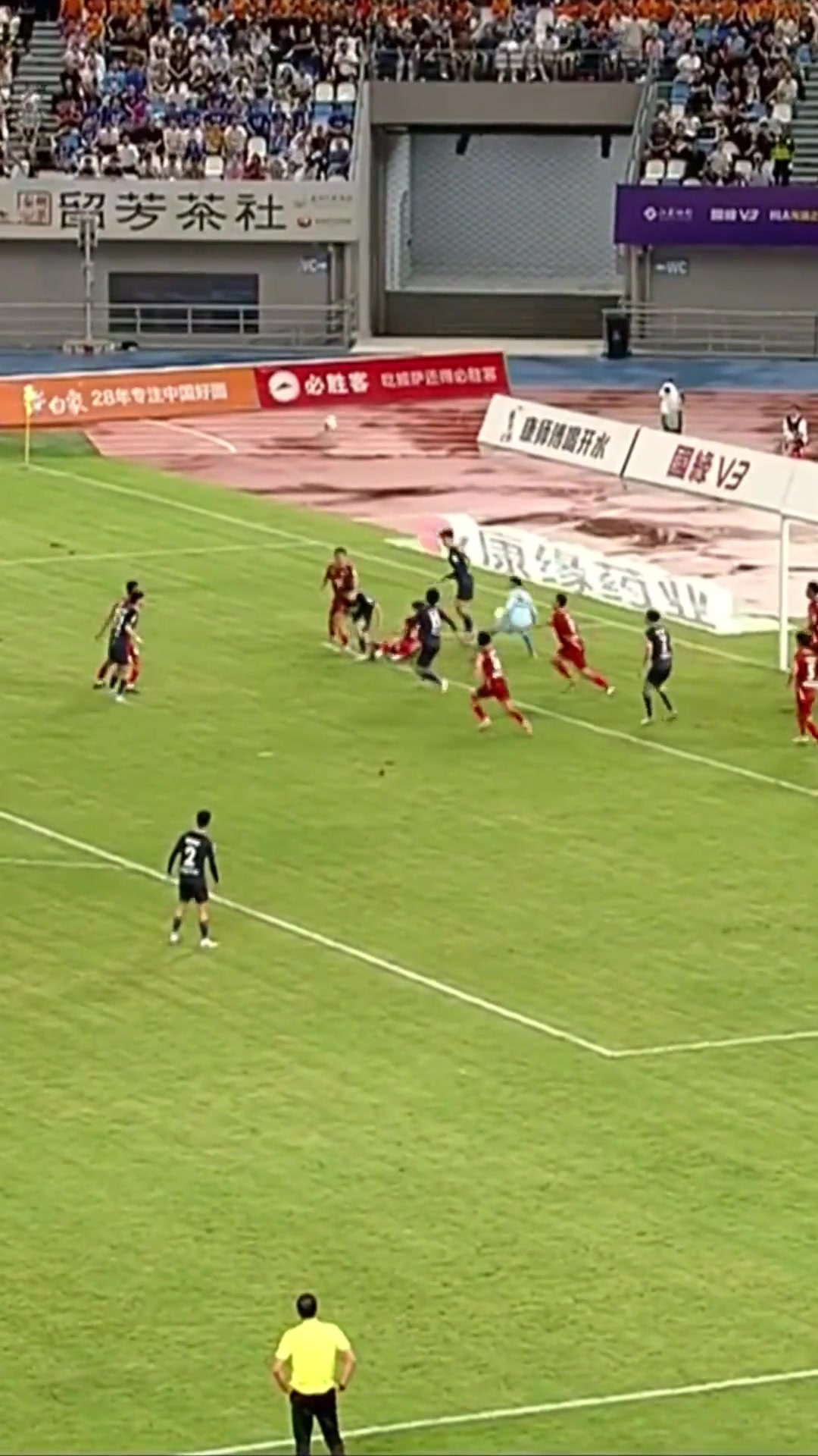 苏超自己的C罗泰州队巴特上演潇洒倒钩破门随后激情滑跪庆祝