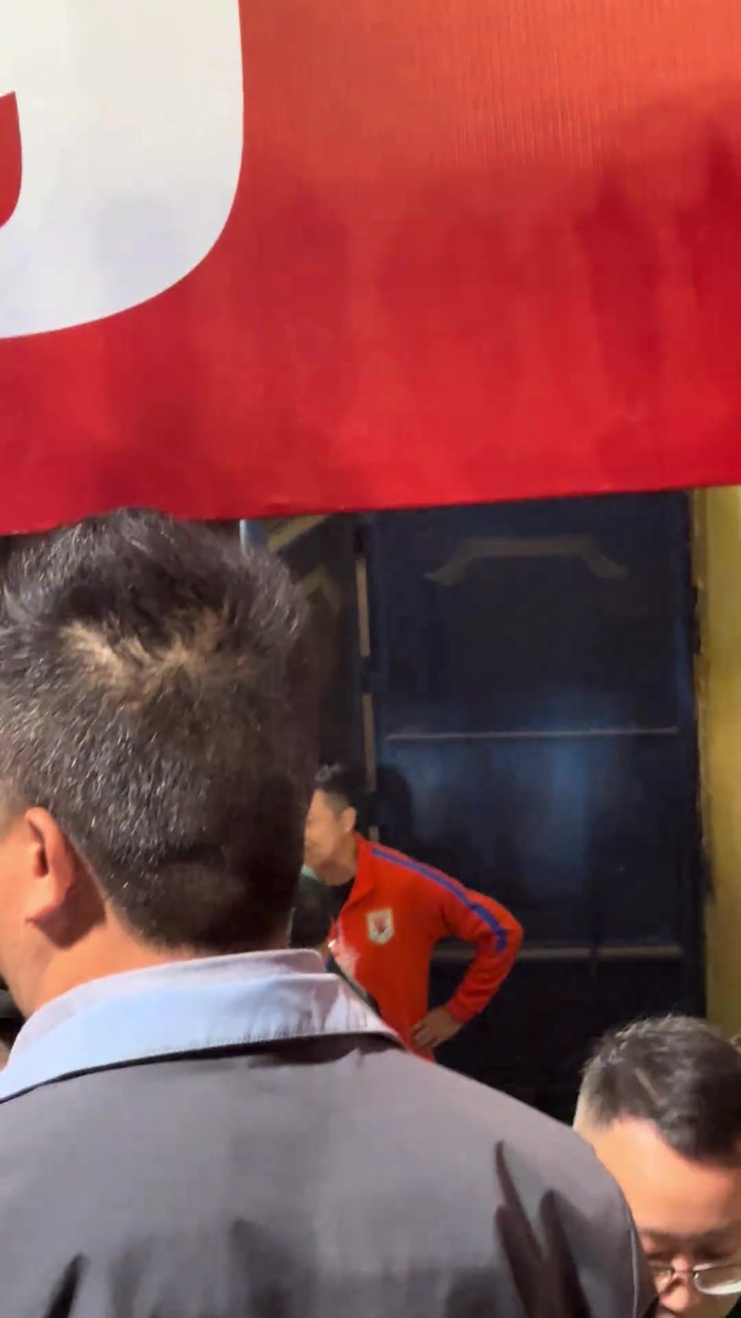 河内主场看台出现身着泰山球衣球迷国安球迷这什么情况