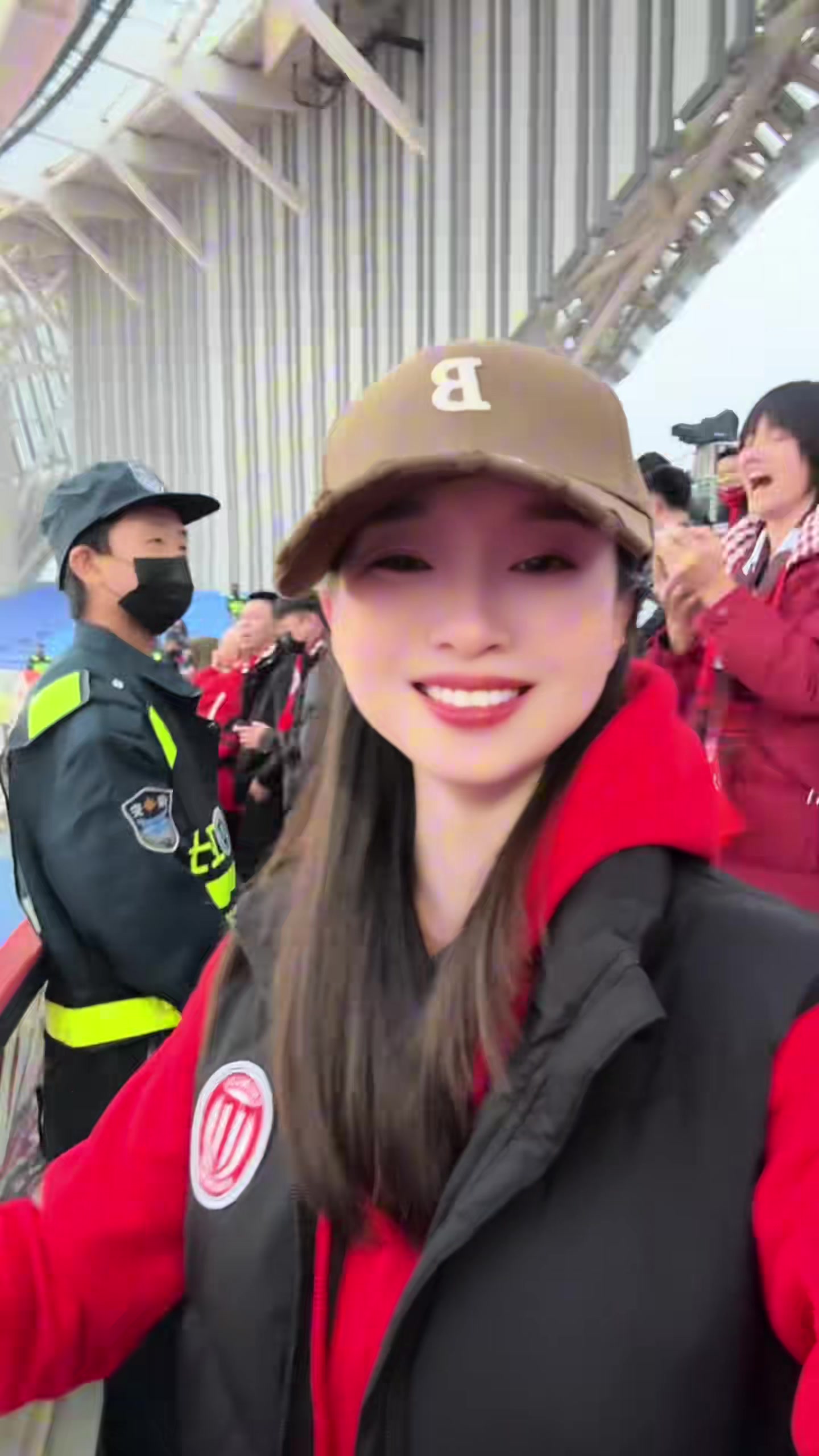 蓉城女球迷感谢山东的兄弟们