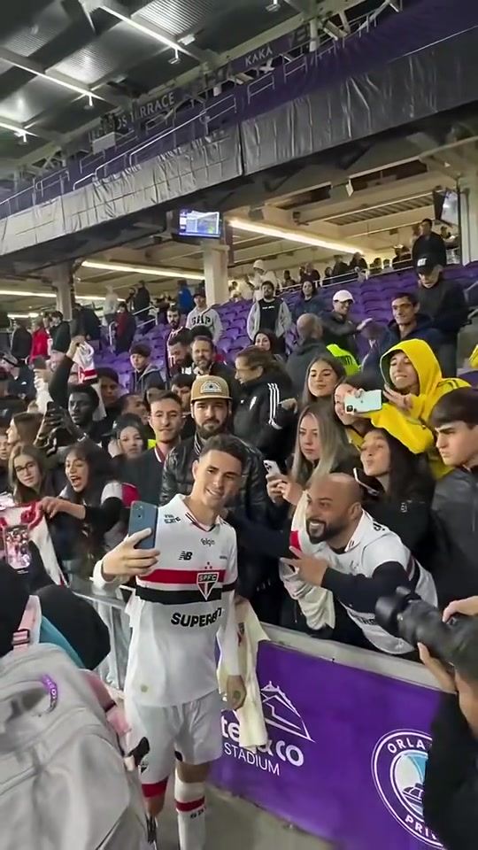 哪怕在中国踢球多年奥斯卡回归巴西首秀时仍受球迷追捧