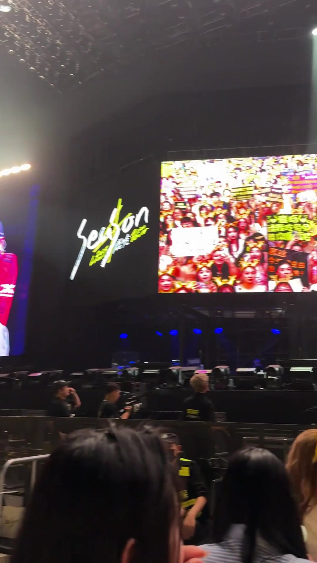 鹿晗在演唱会上身穿曼联新赛季球衣和身穿婚纱的女粉互动