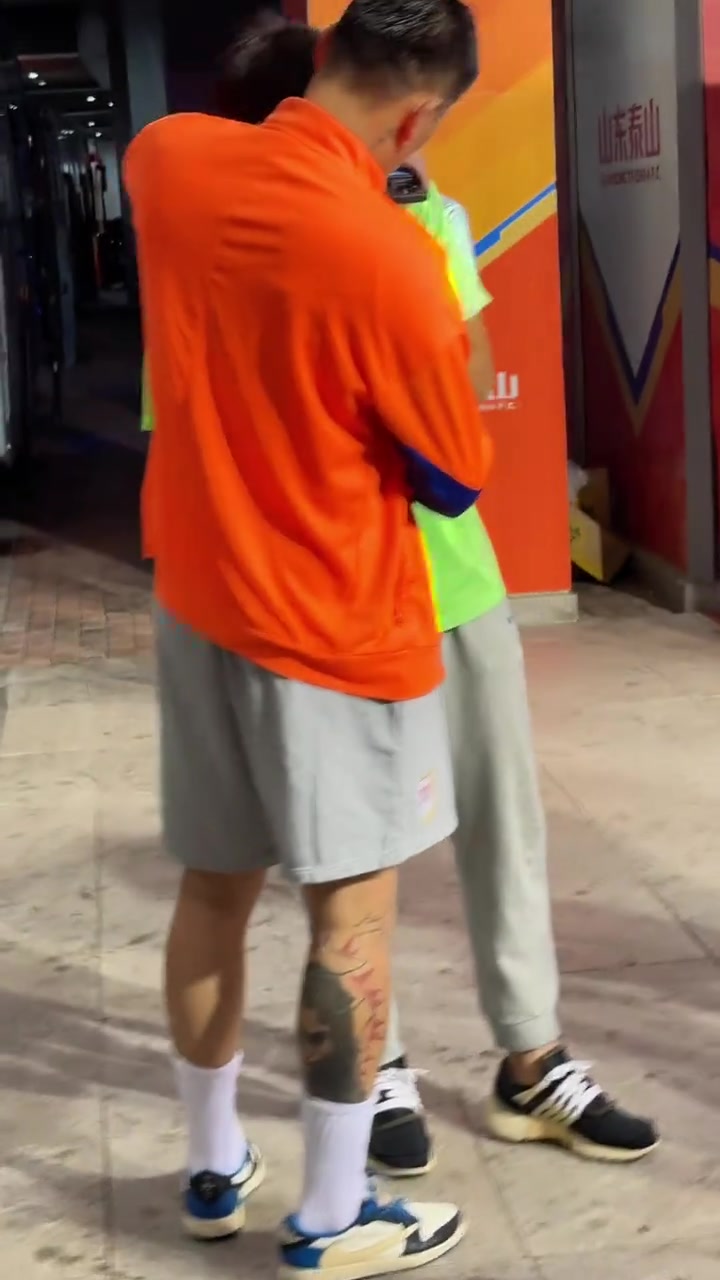 场下是兄弟实拍泰山血洗国安赛后王大雷安慰李磊