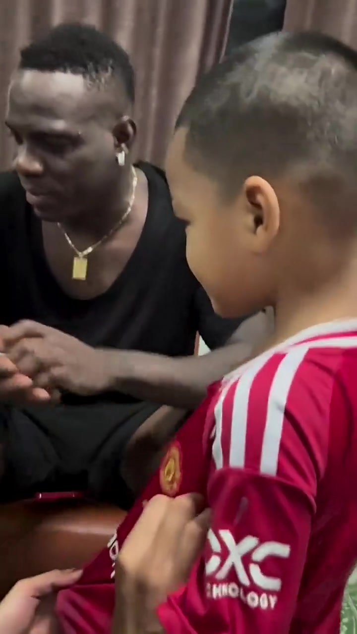 不敢不签泰拳冠军罗唐的侄女穿曼联球衣让巴神签名