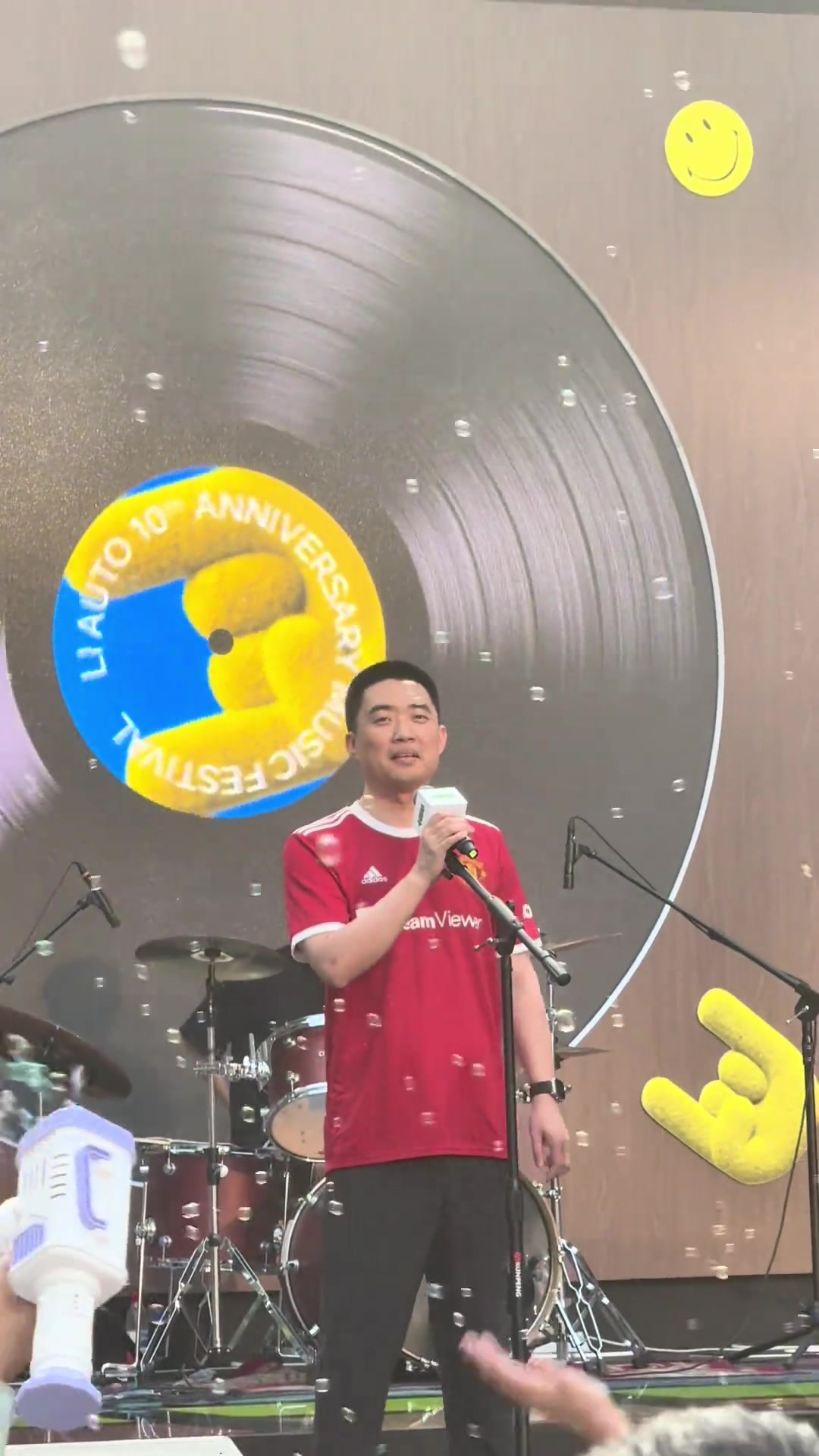 红魔球迷理想汽车十周年庆典上CEO李想身穿曼联球衣唱歌