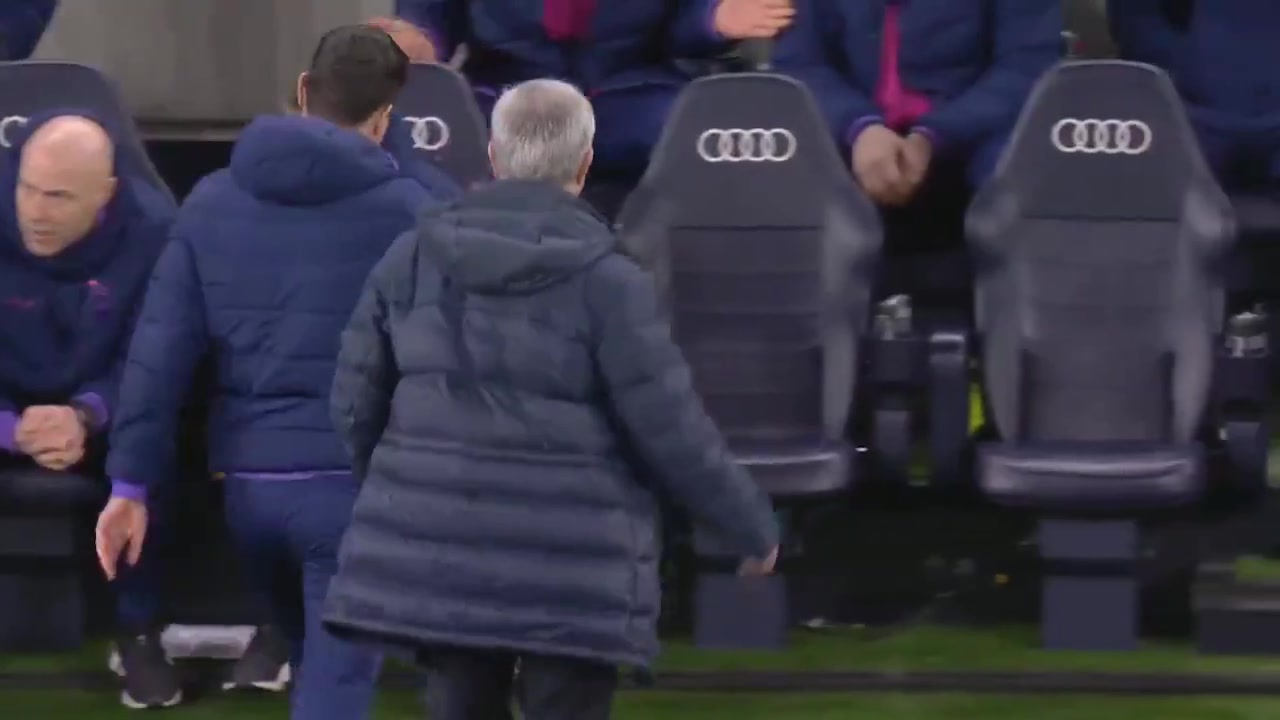 看一次笑一次这绝对是英超名场面之一