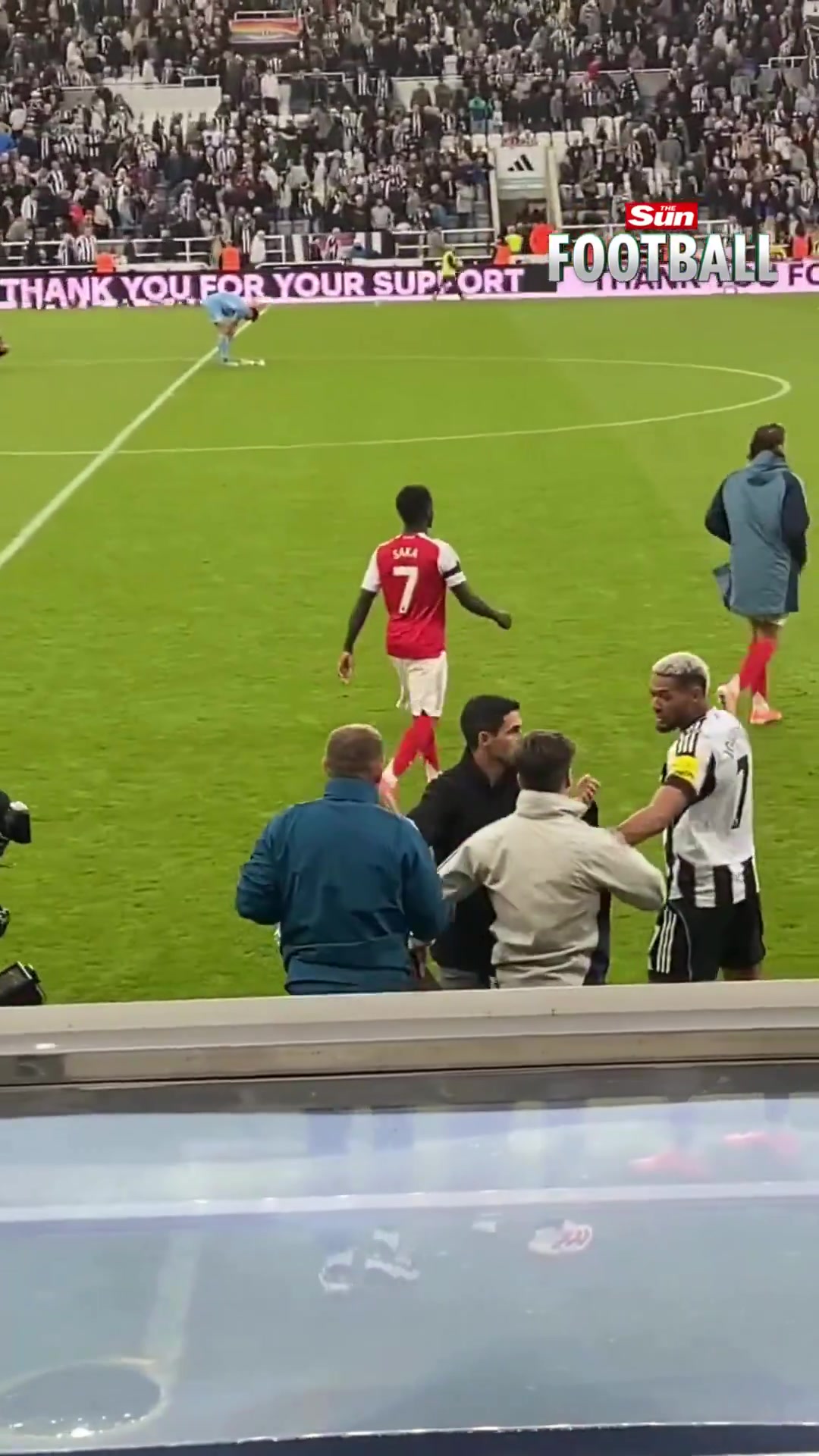 啥情况赛后阿森纳助教和乔林顿发生冲突后者指指点点被塔子哥拉走