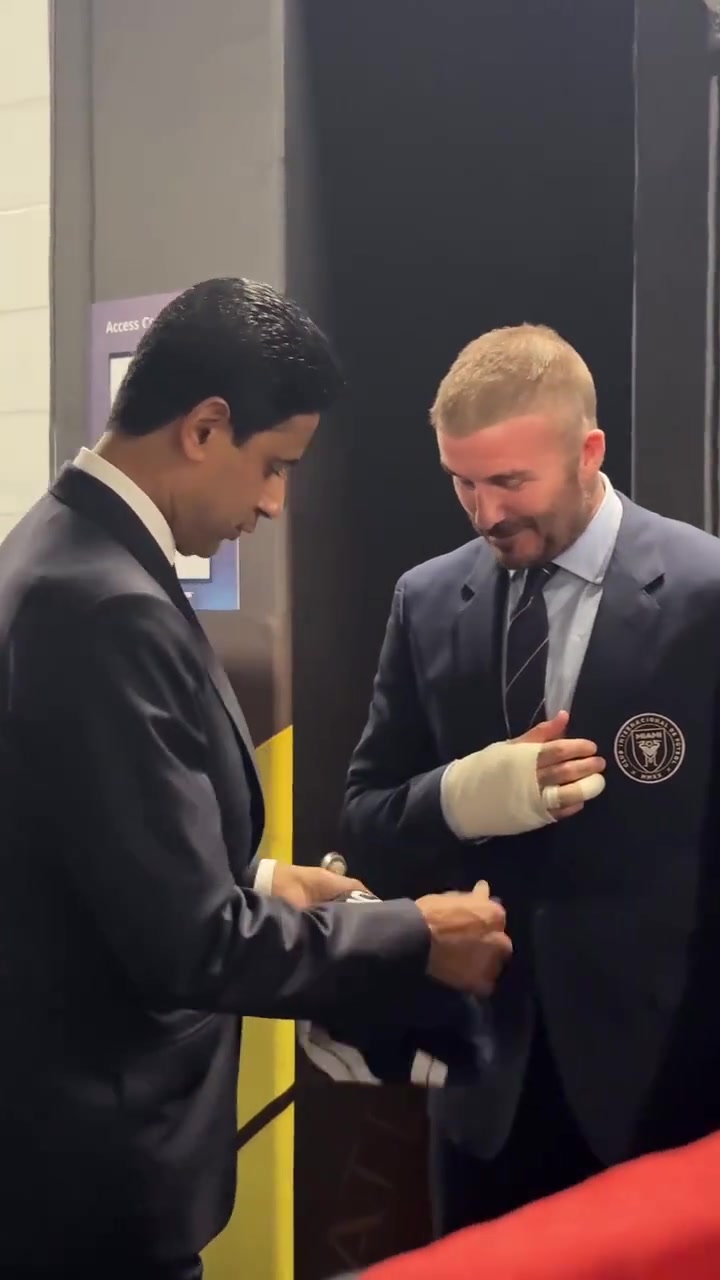 关系不错啊纳赛尔送给贝克汉姆巴黎队服并合影