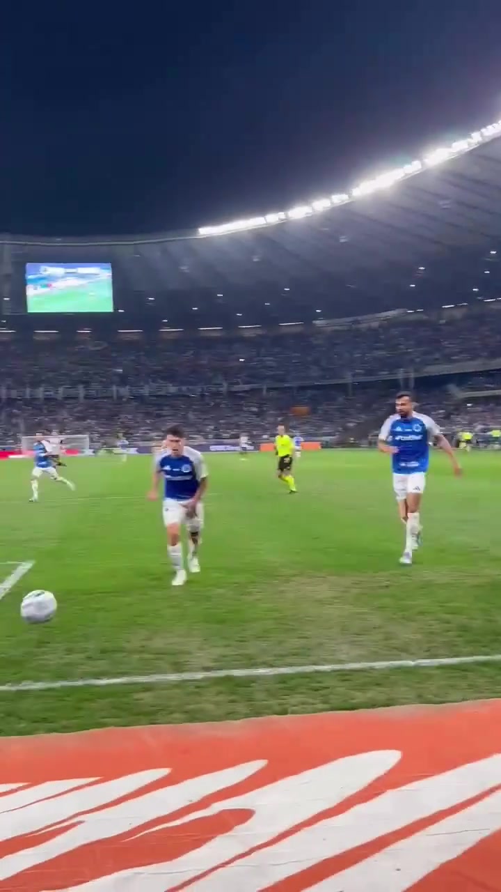 骚内马尔巴甲联赛中戏耍晃倒防守球员