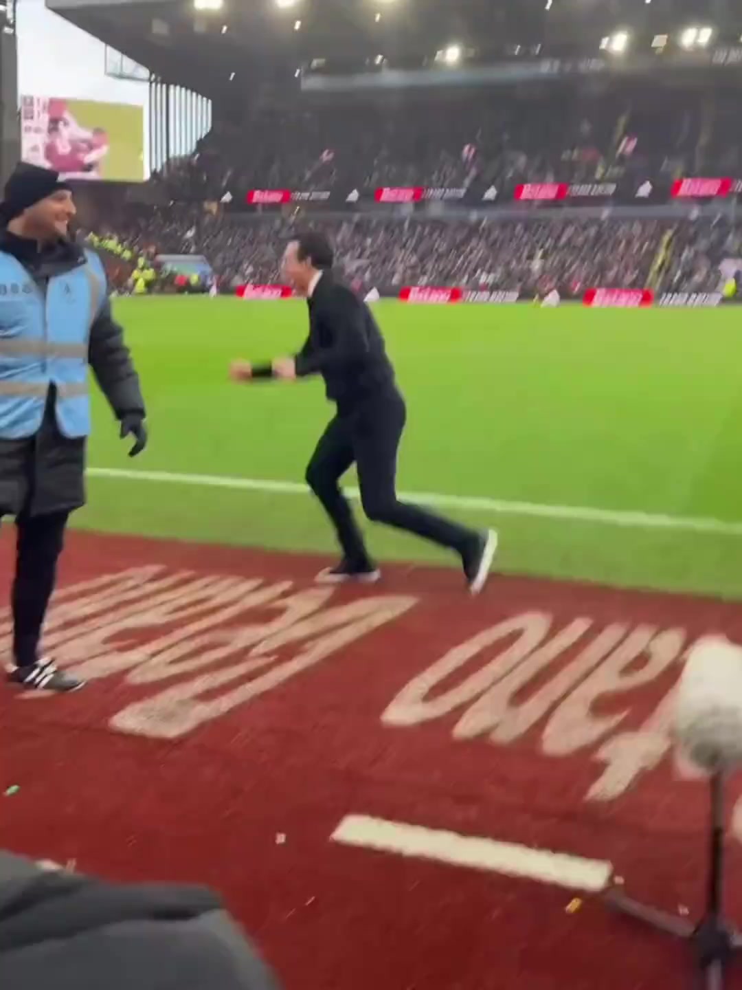 这就是足球维拉绝杀阿森纳瞬间场边埃梅里与球迷的反应