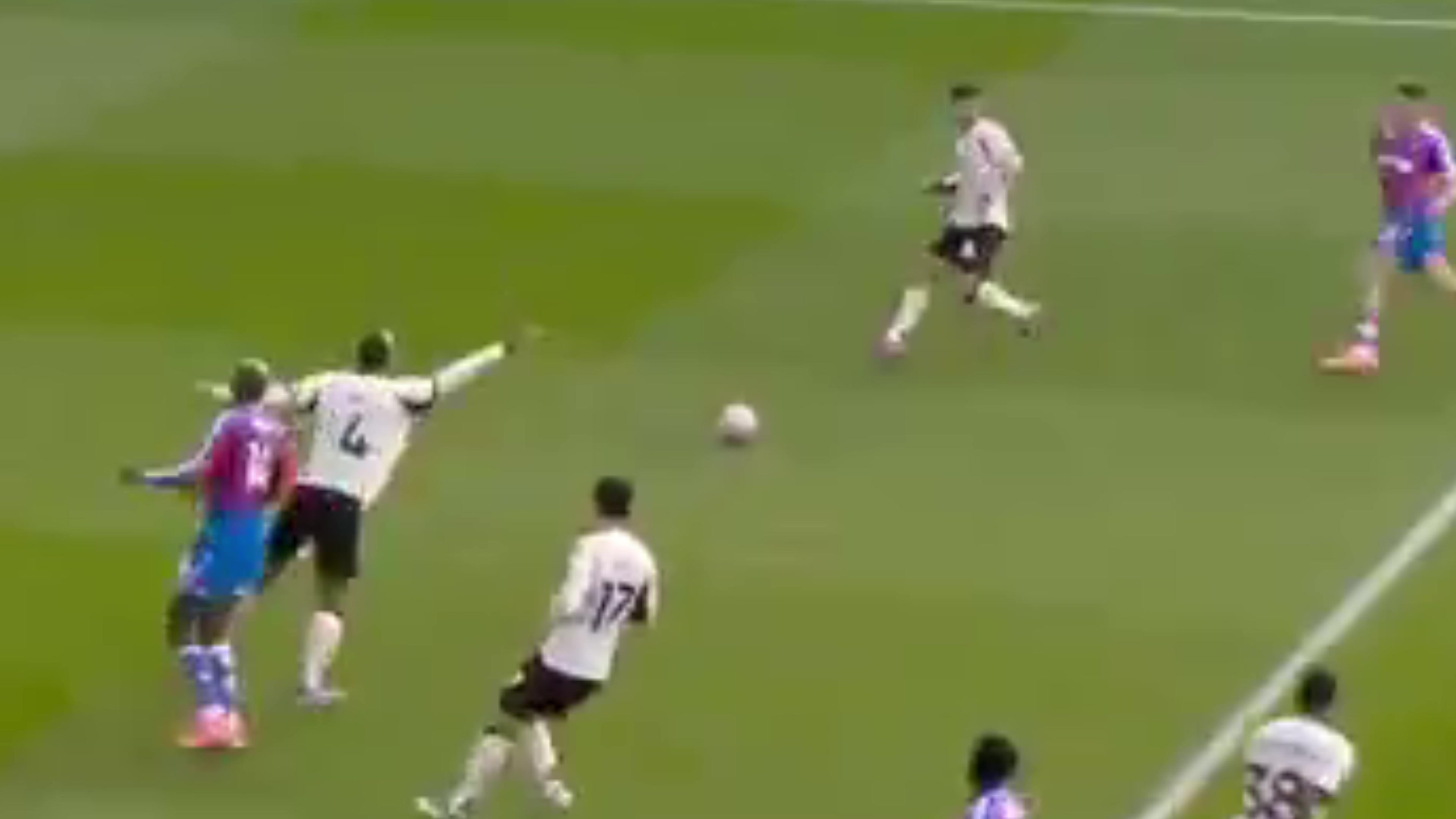 你在干嘛范迪克示意科尔克兹大脚解围后者送边线球导致被绝杀