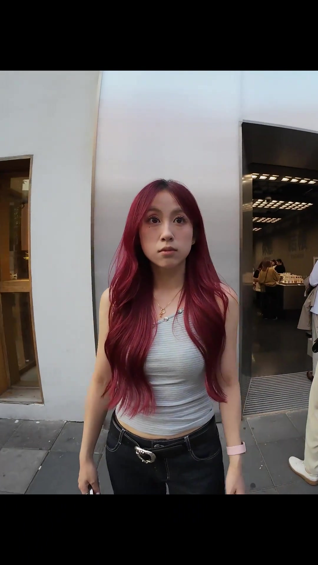 韦世豪老婆此前在上海街拍相机直拍下底子真的有点美