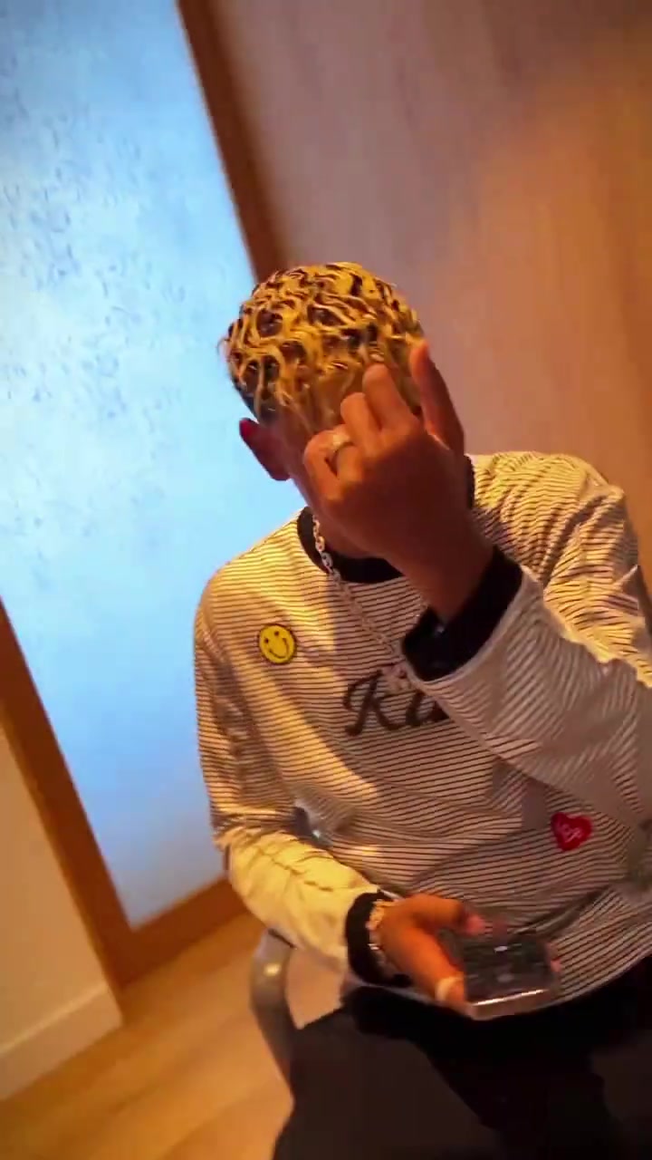 壕亚马尔展示获赠的价值40万欧的黄金钻石专属项链