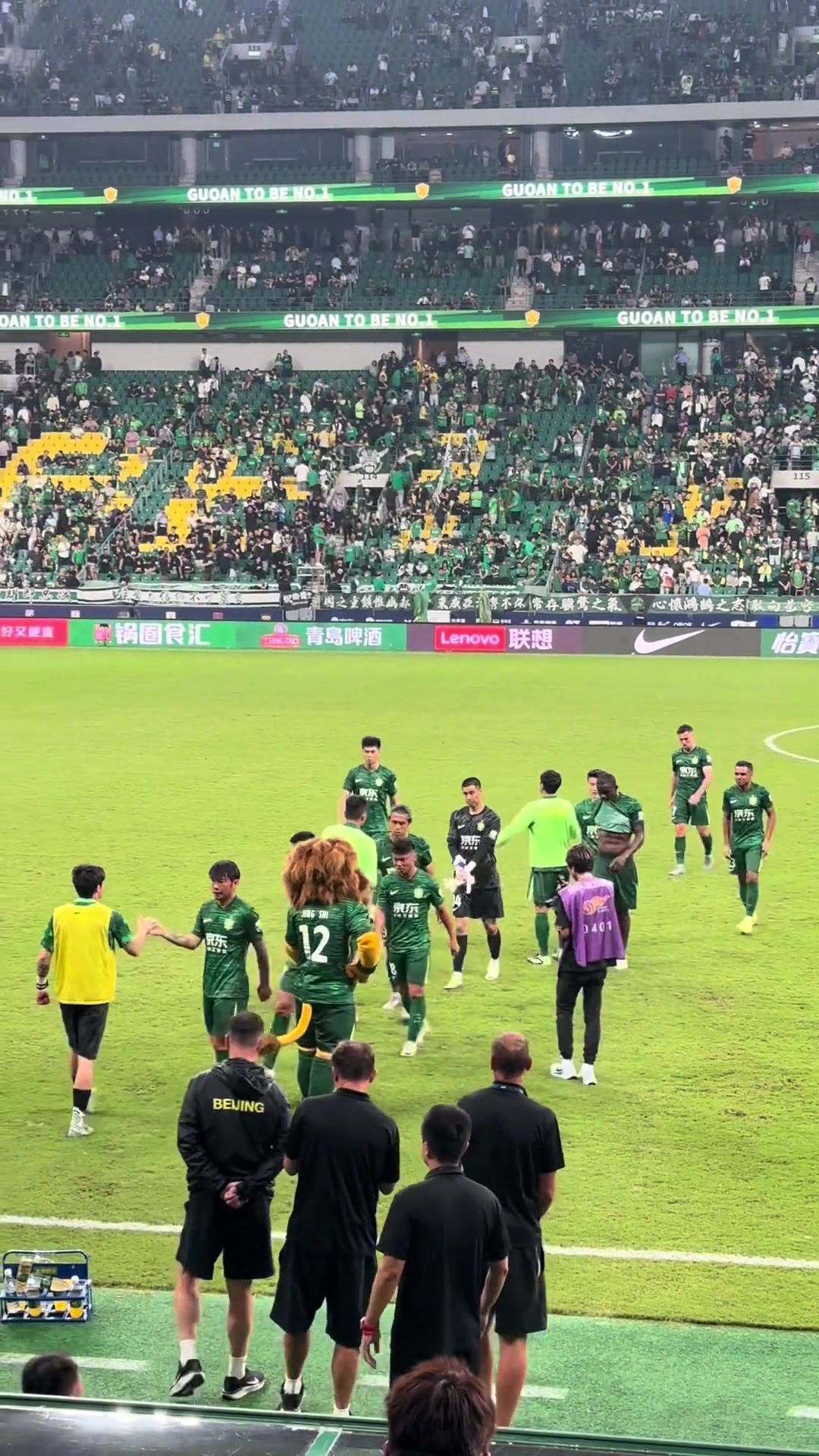 已错乱实拍工体看台上球迷起内讧反引场下国安球员围观