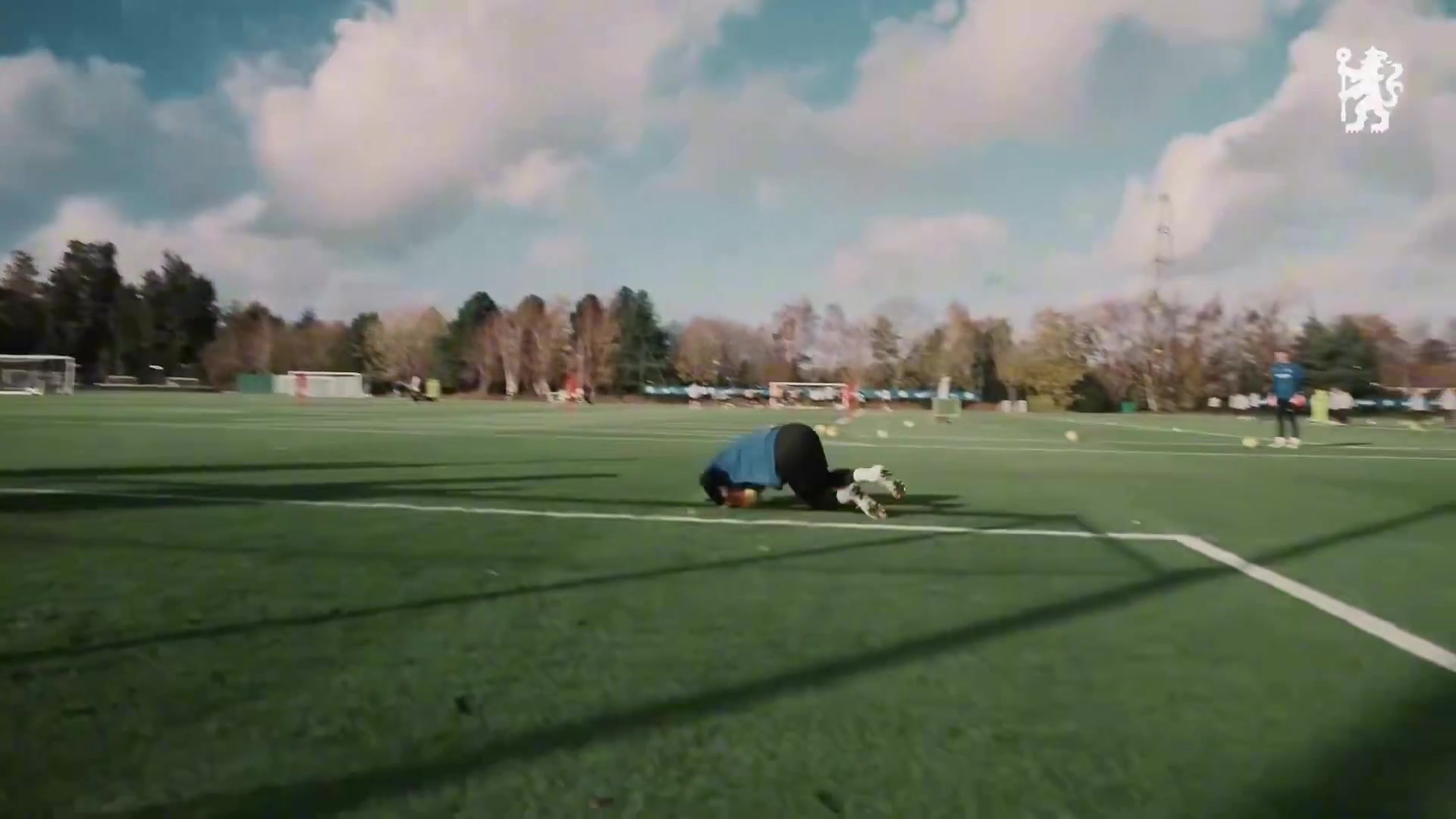 网友切尔西正在训练他们的门将如何应对阿森纳的定位球