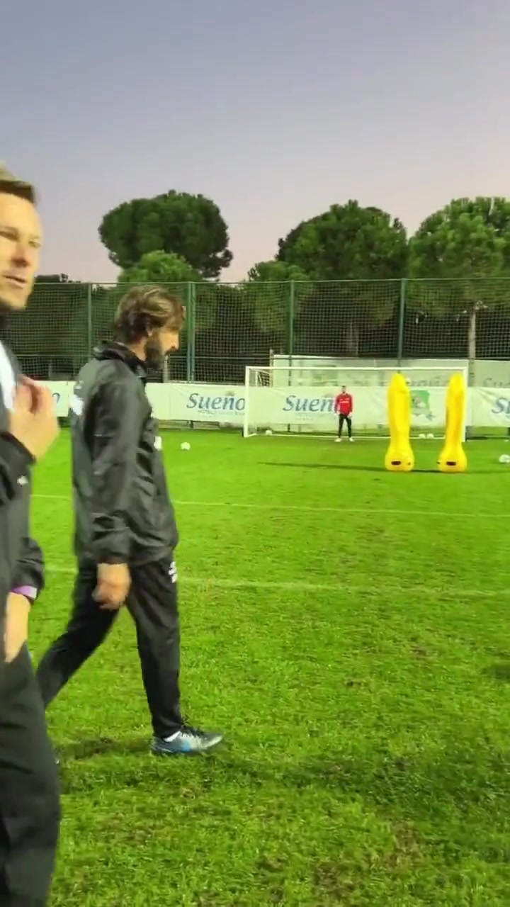 皮尔洛随随便便一脚就是S型弧线