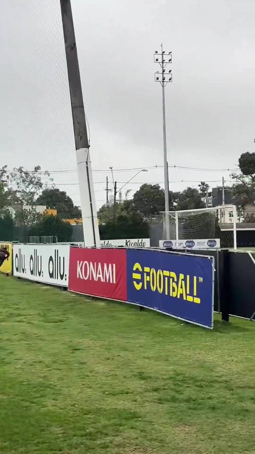 内马尔挑战超大负角度这球有点考验技术