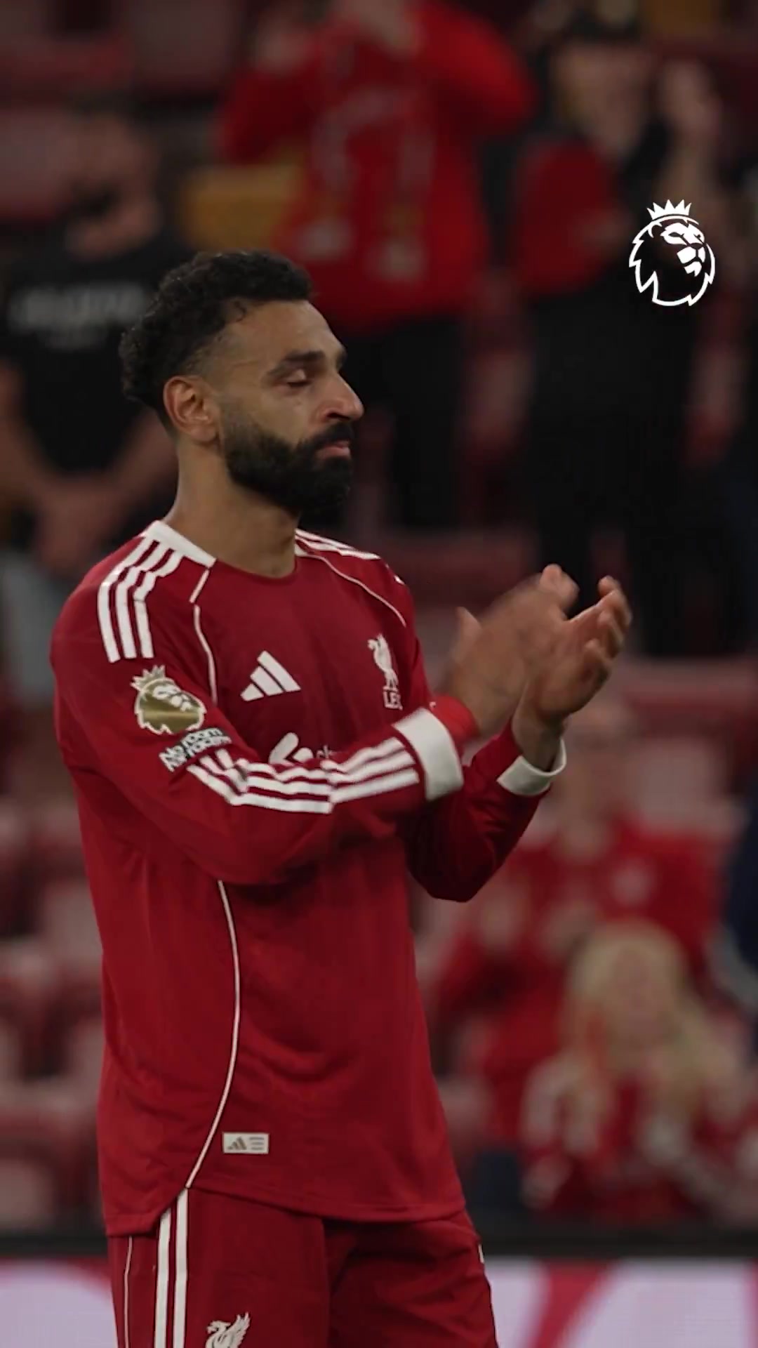 8月萨拉赫最后一个离开球场的球员他含泪在Kop看台前唱若塔之歌