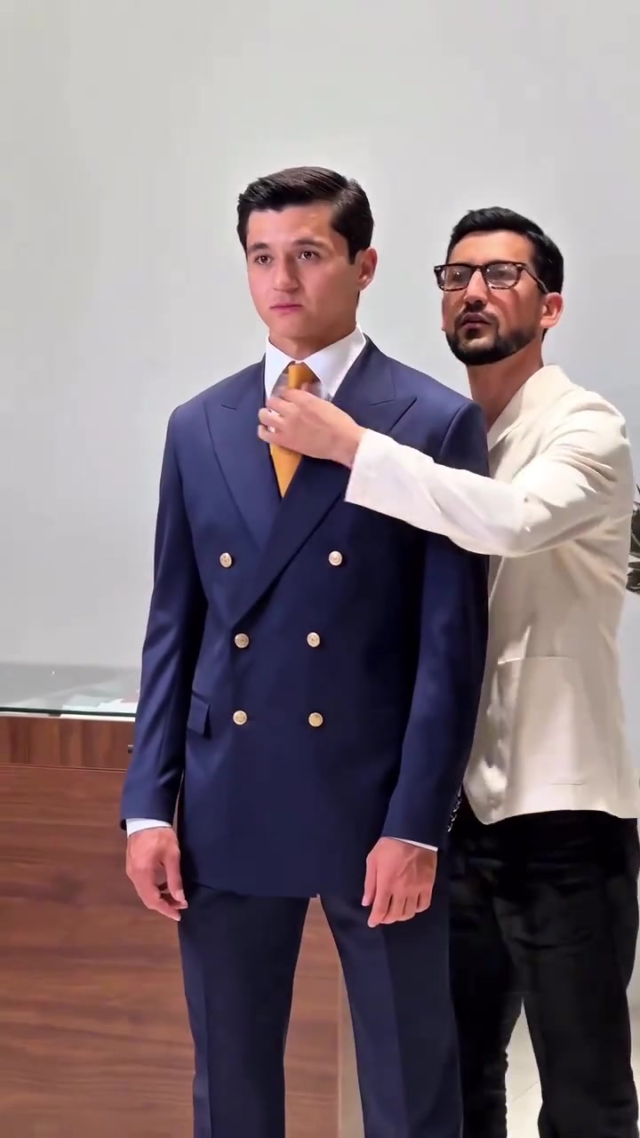 留胡子前拍的胡桑诺夫好像那个新疆卖羊肉串的成功人士