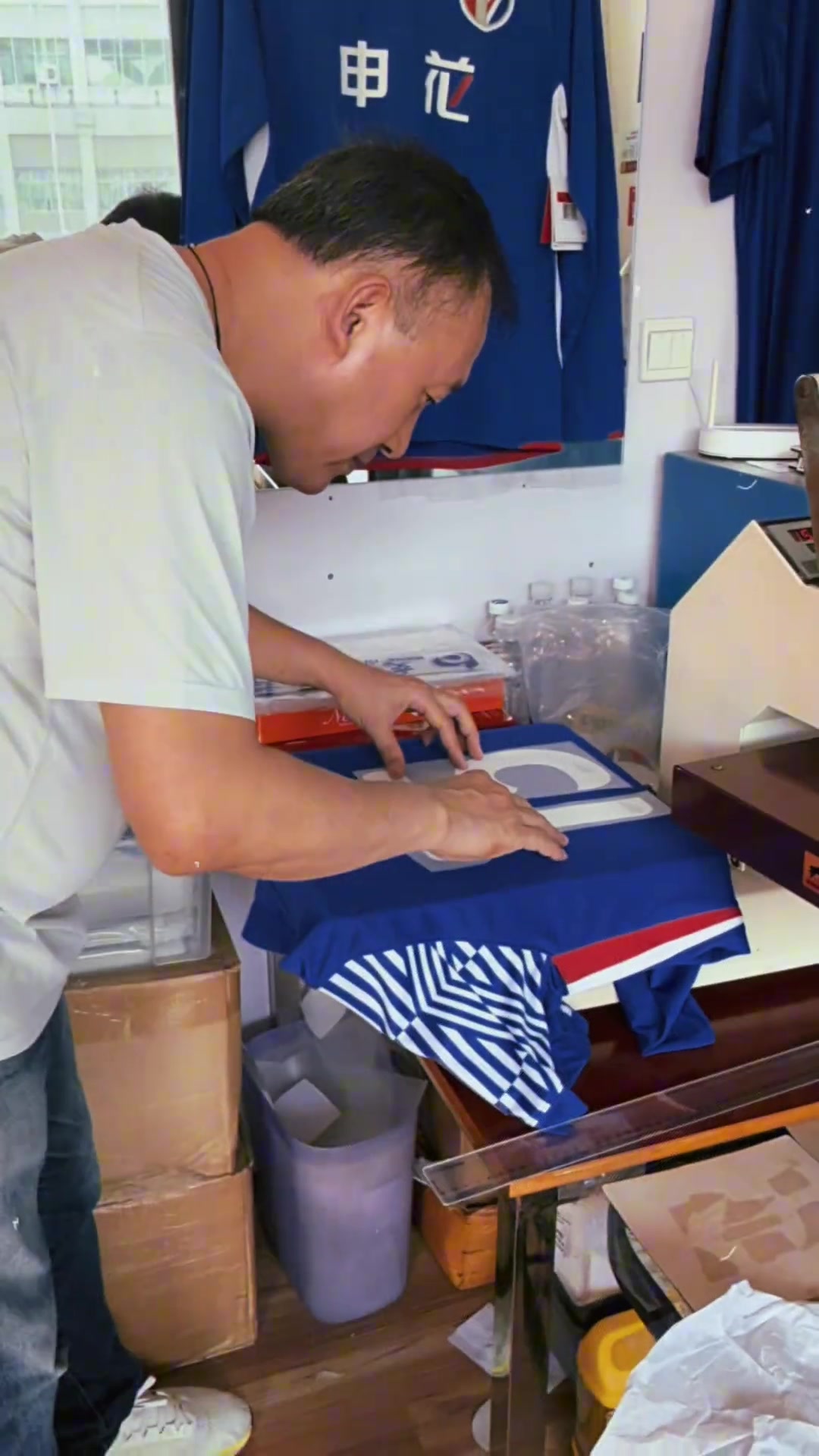 申花女球迷的颜值都这么高嘛还去找老板整了个新球衣