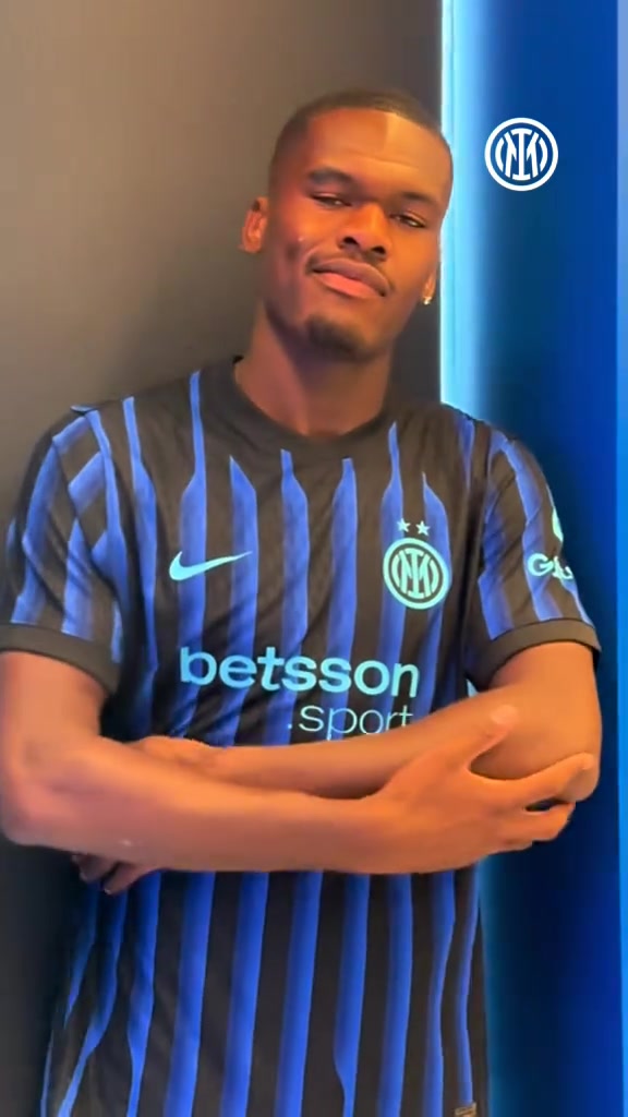 儿纯梦国米官推晒出新援博尼小时候身着国米球衣照片