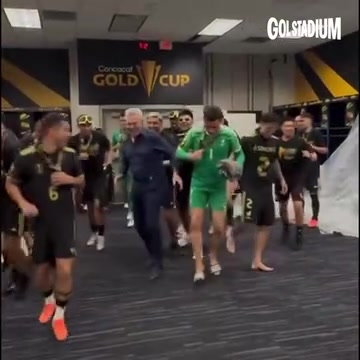 夏天的大赢家阿吉雷带领墨西哥赢得金杯赛后跳舞