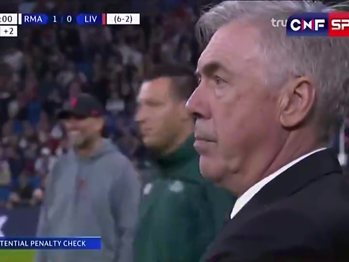 皇马6-2利物浦克洛普对着安帅方向苦笑