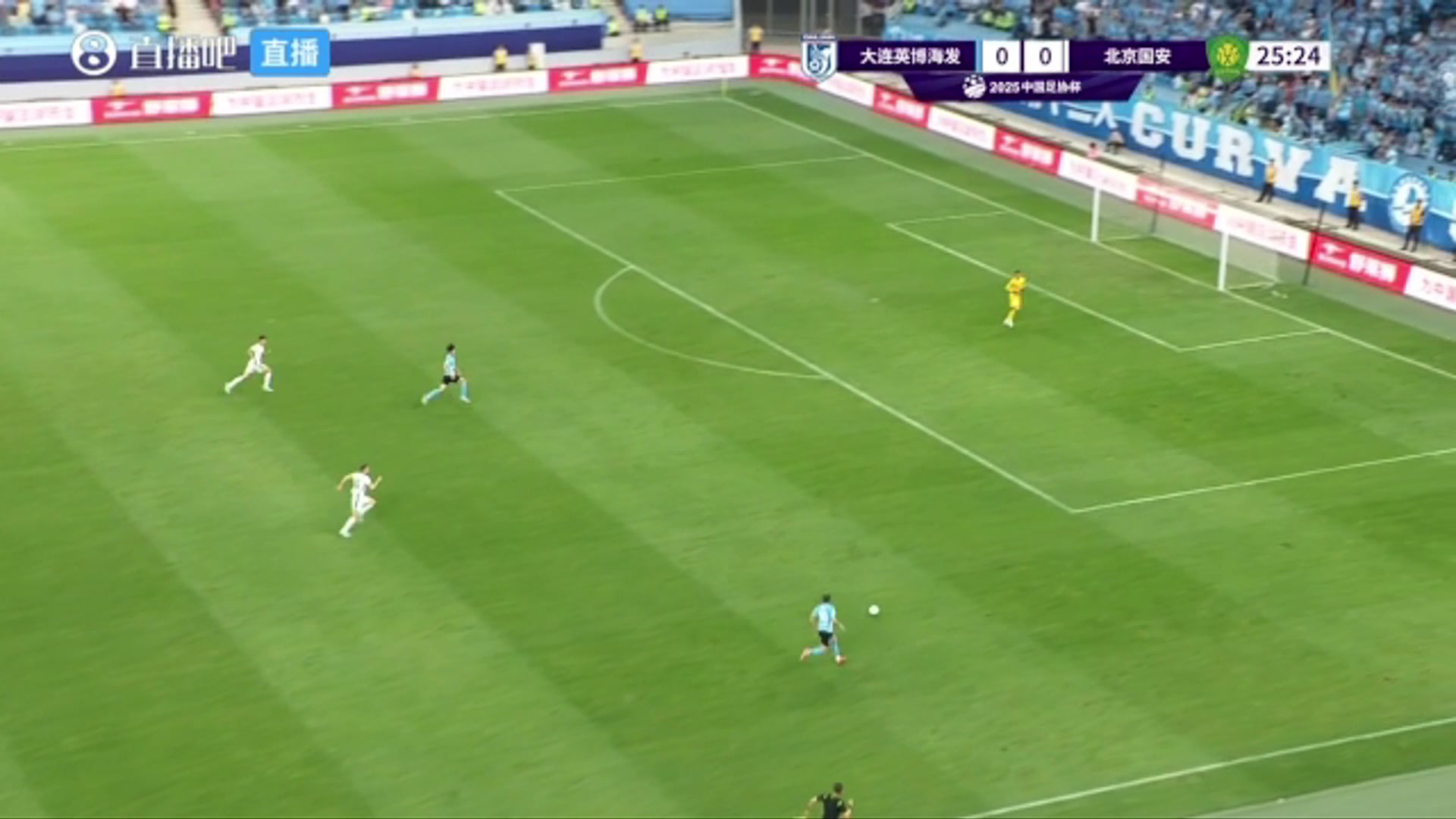 差一点啊英博前场2打2朱鹏宇跟进没能踢上皮球