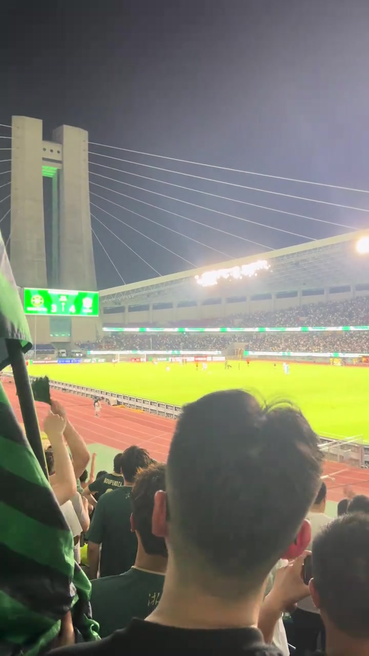 少打一人后惨遭国安逆转愤怒的浙江球迷看台高喊黑哨