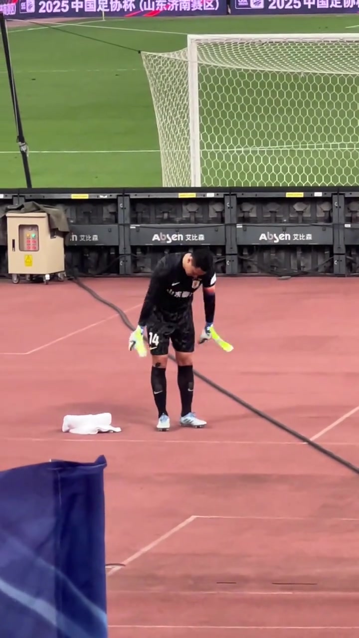 赛后王大雷越过广告牌独自谢场后返回