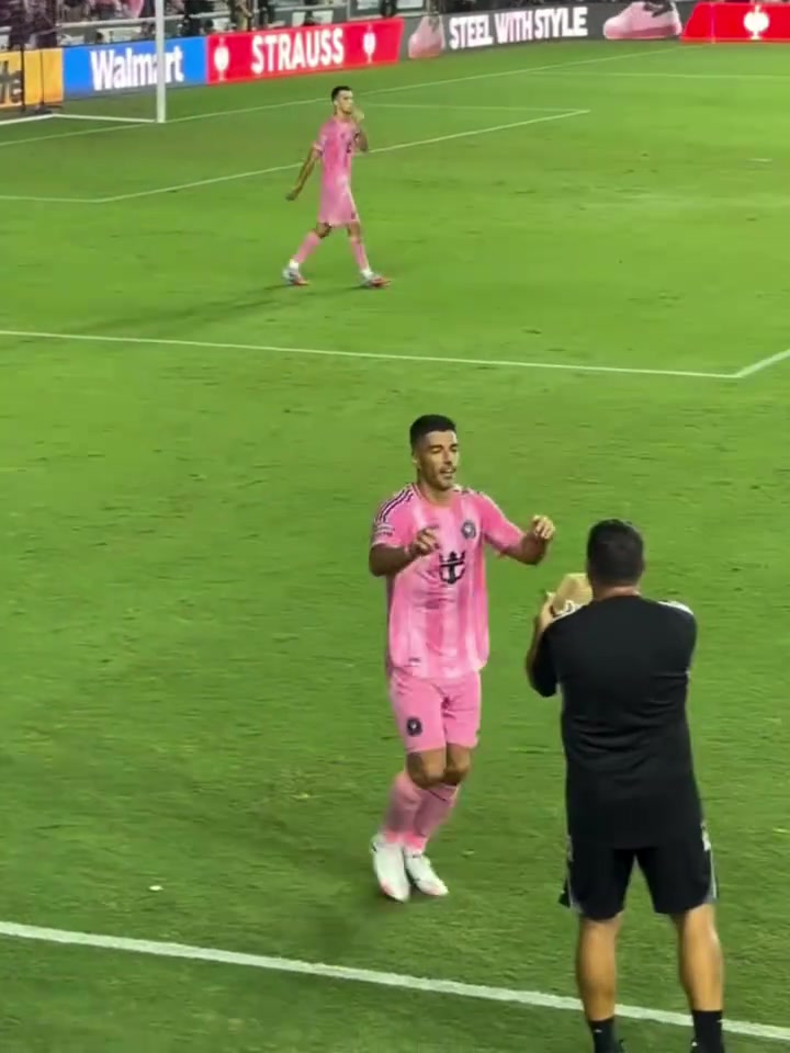 苏亚雷斯破门后戴帽庆祝并向家人飞吻梅老板在看台咬手指